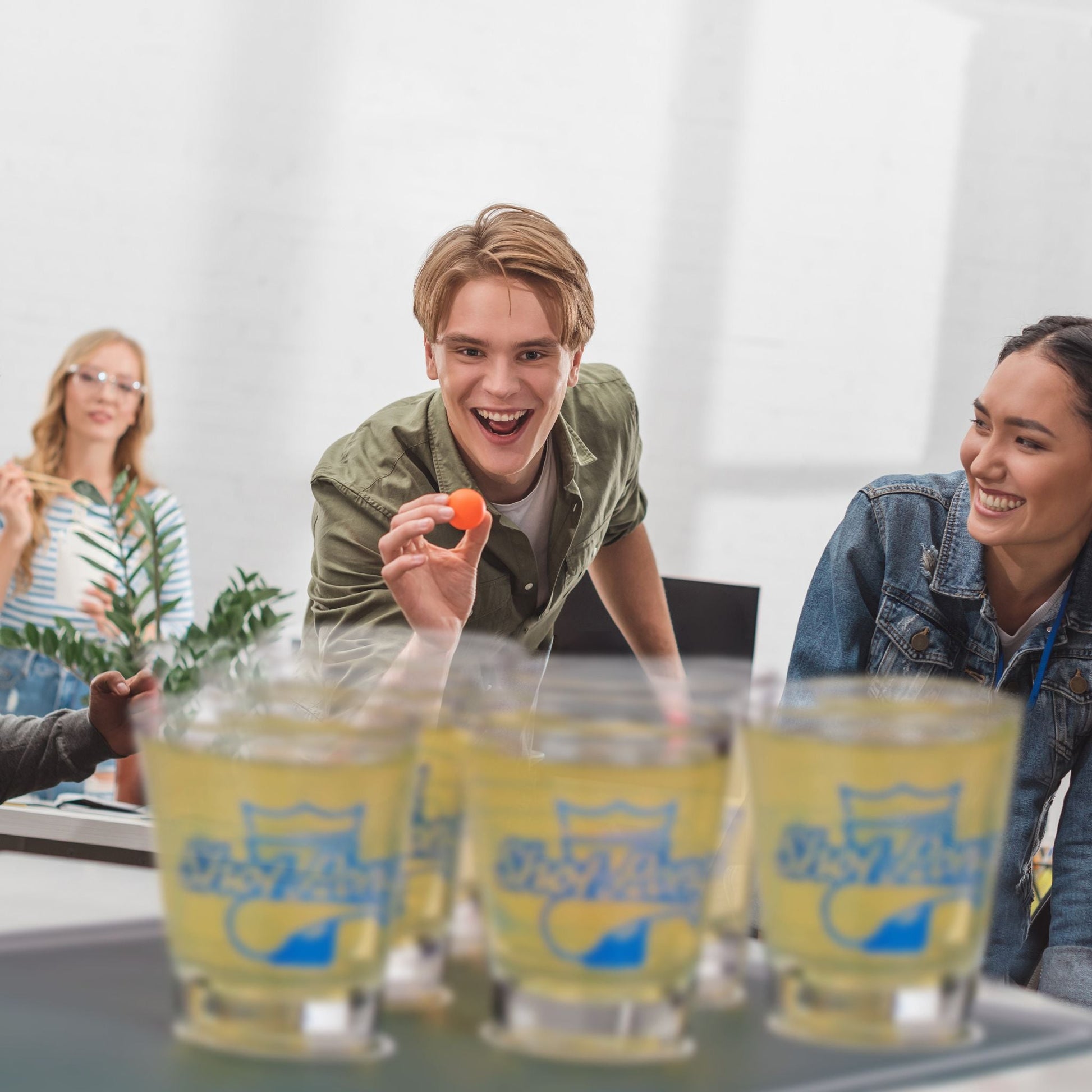 Mini Beer Pong Weiss-Dunkelgrün-Transparent von Relaxdays