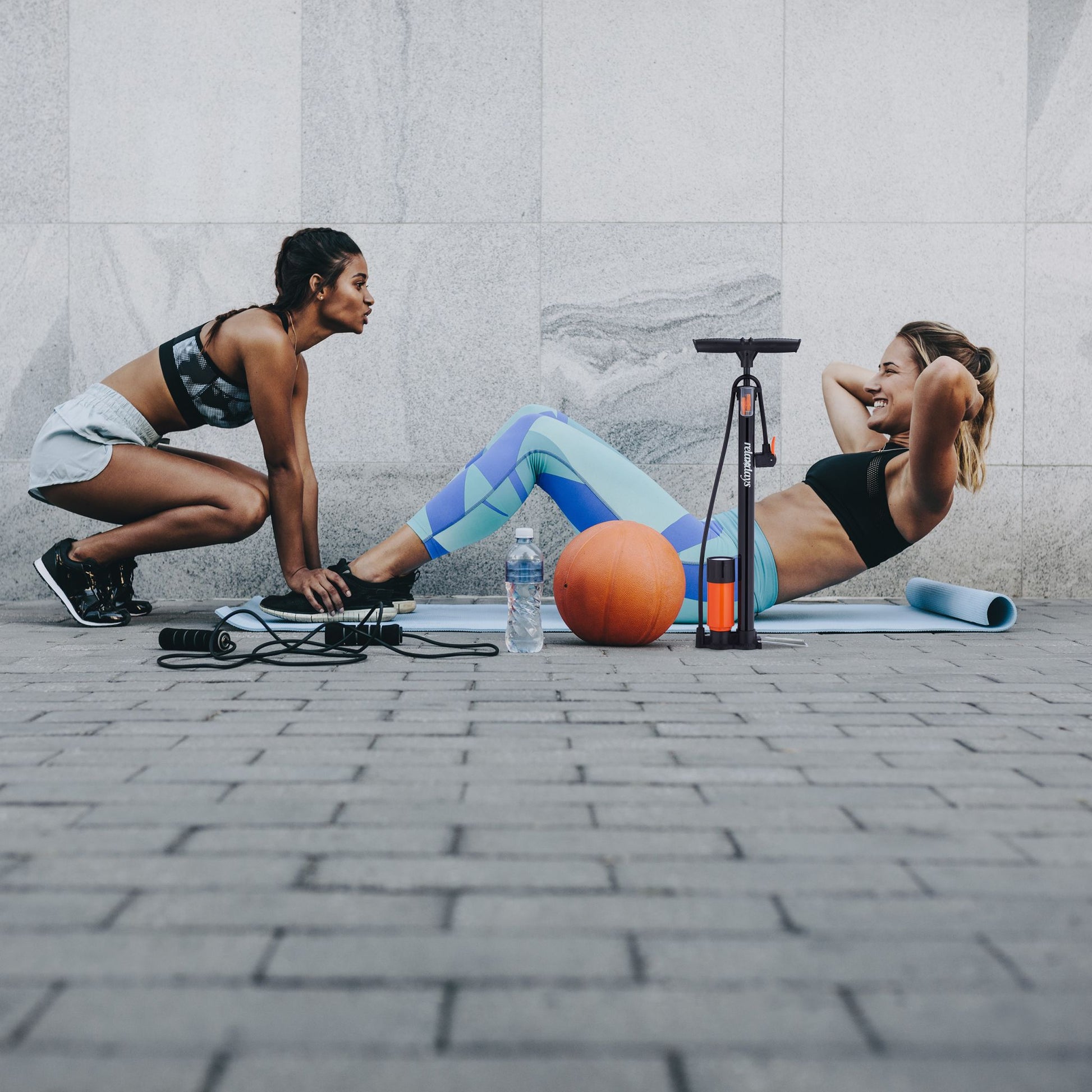 Standpumpe mit Manometer Orange-Schwarz von Relaxdays