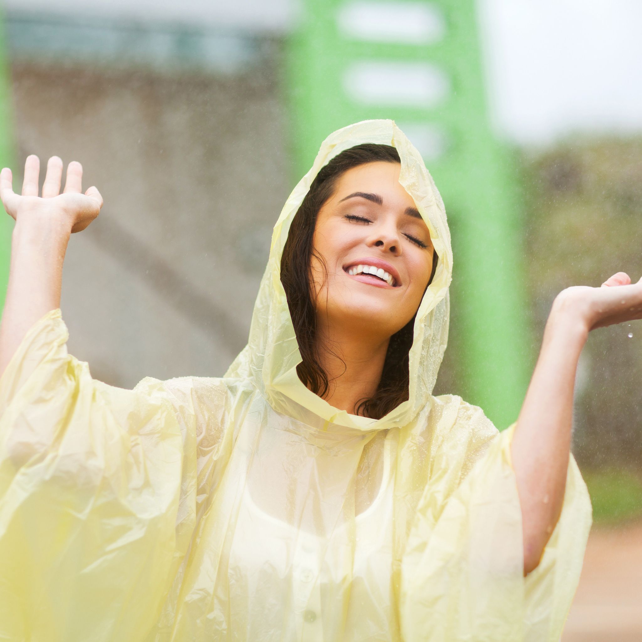 Einweg Regenponcho 15er-Set bunt Blau-Gelb-Rot von Relaxdays