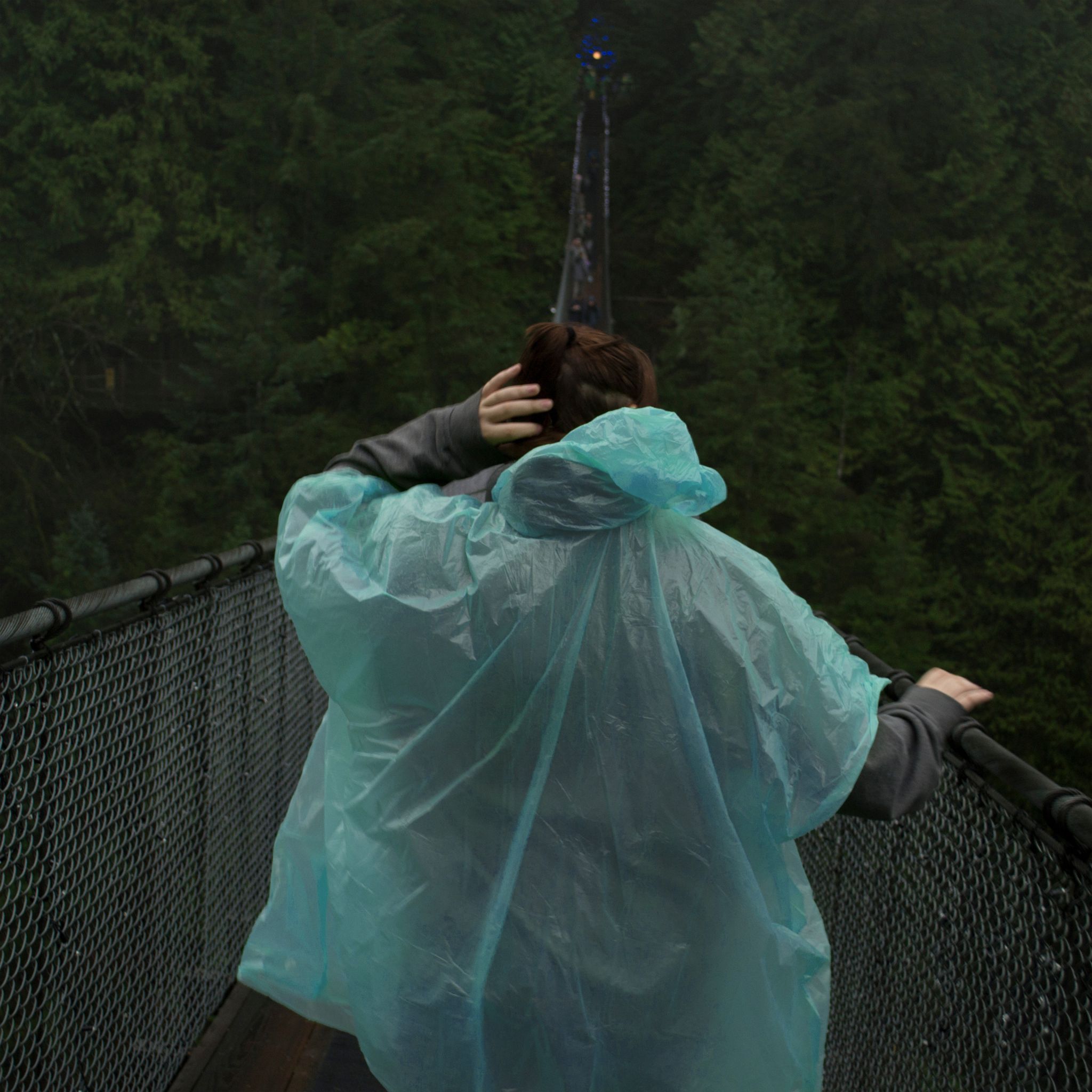 Einweg Regenponcho 15er-Set bunt Blau-Gelb-Rot von Relaxdays