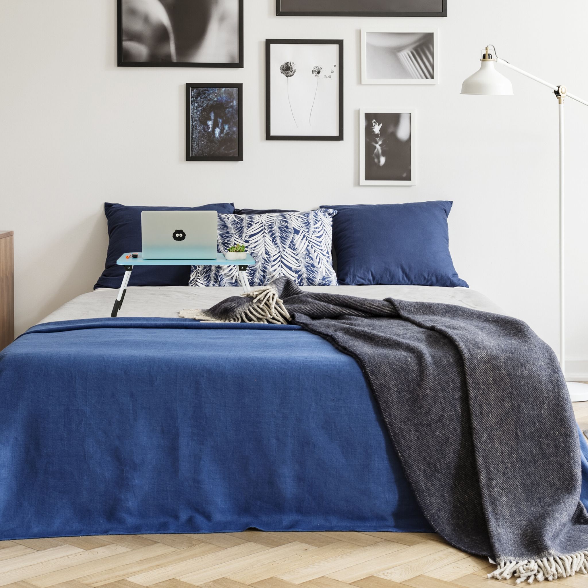 Hellblauer Laptoptisch Weiss-Hellblau-Schwarz von Relaxdays