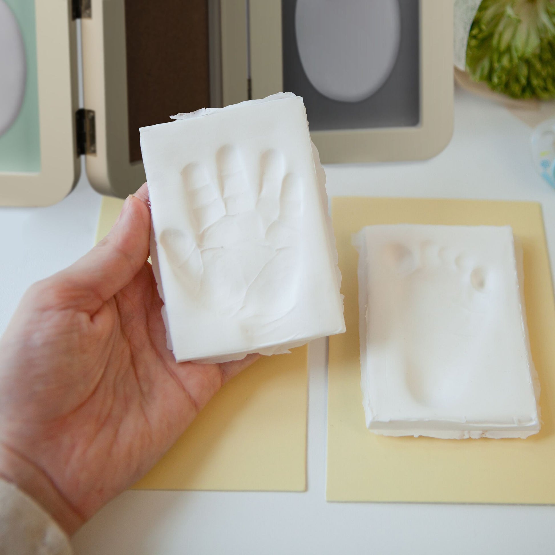 Baby Gipsabdruck Set mit Bilderrahmen Creme von Relaxdays