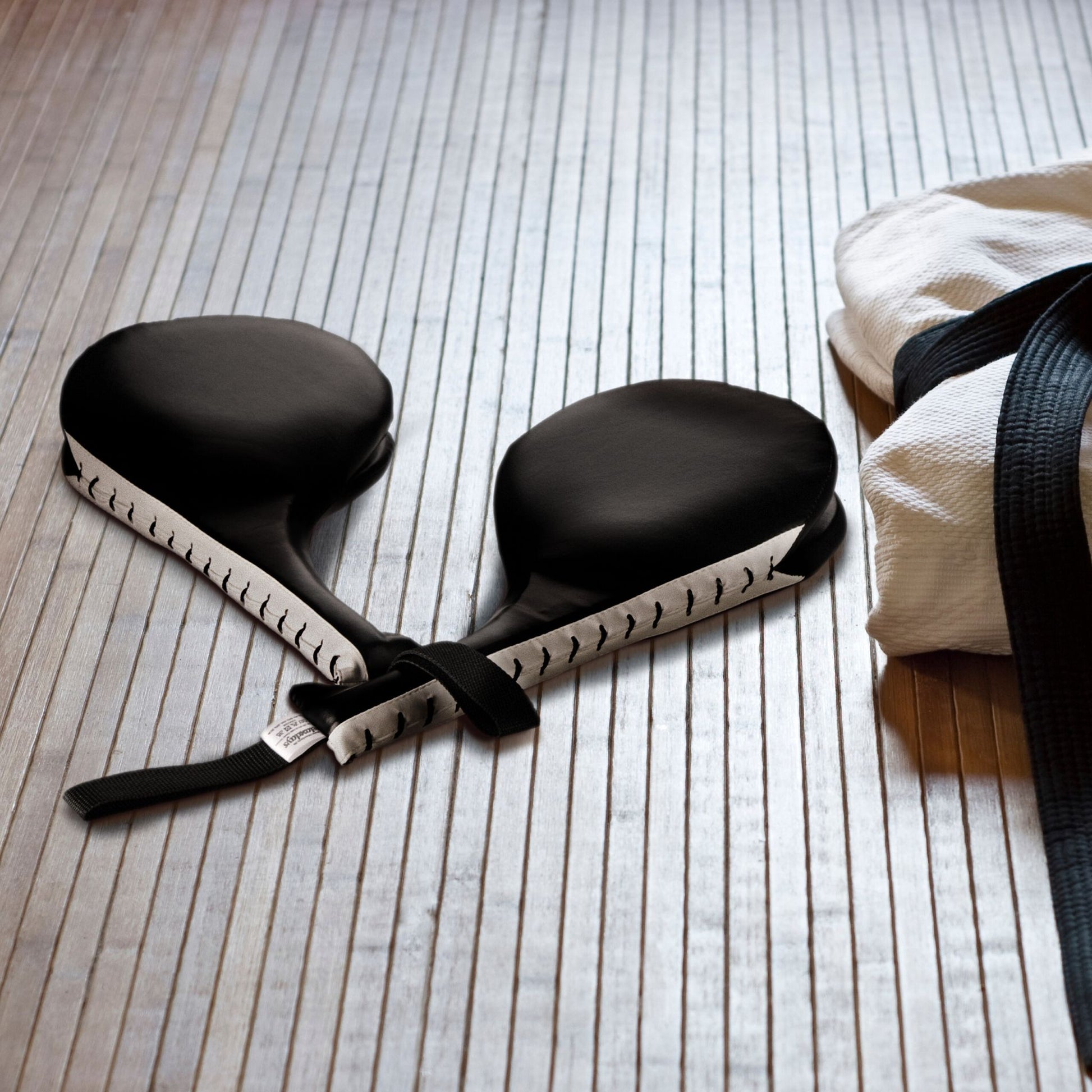 Taekwondo Handpratzen 2er-Set Weiss-Schwarz von Relaxdays