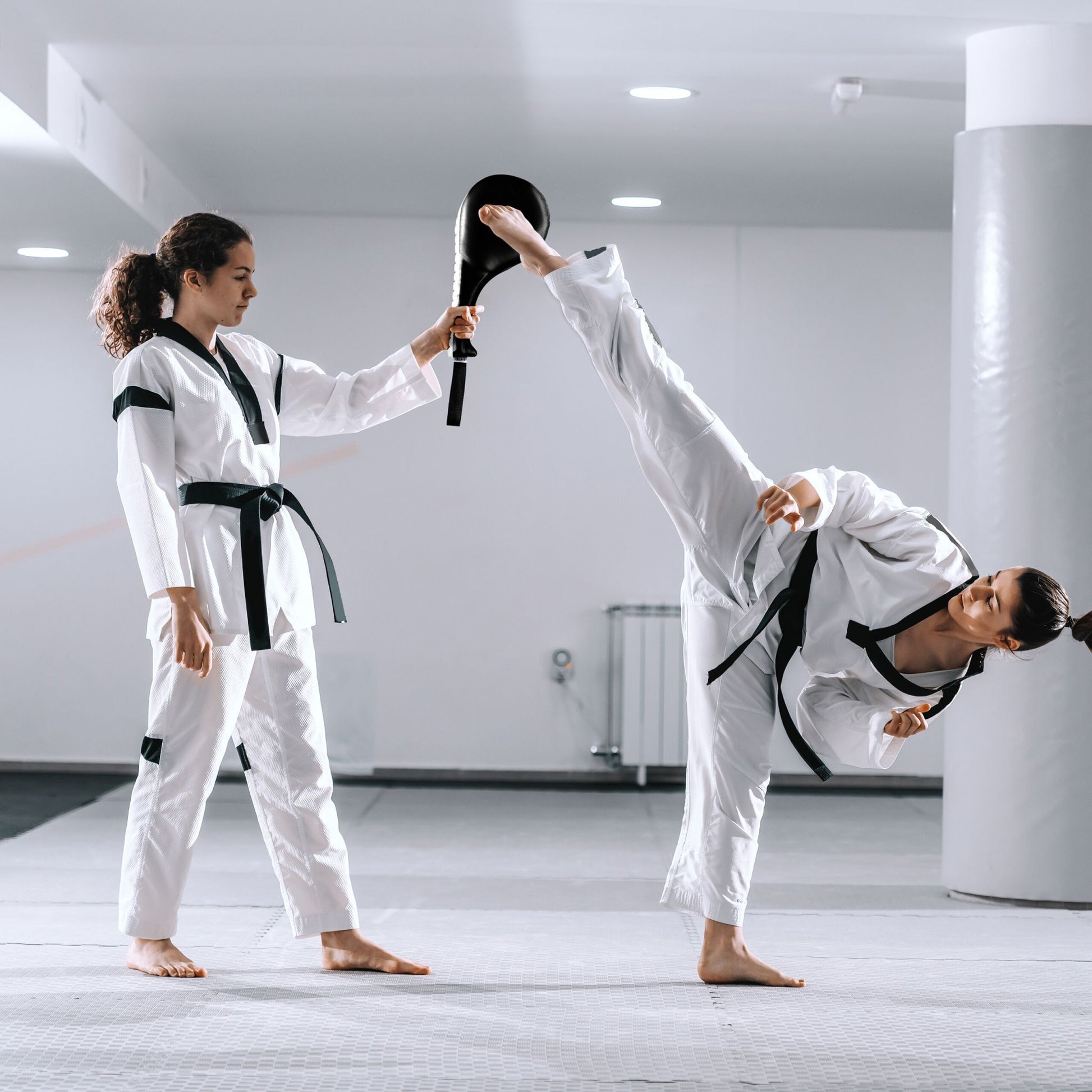 Taekwondo Handpratzen 2er-Set Weiss-Schwarz von Relaxdays