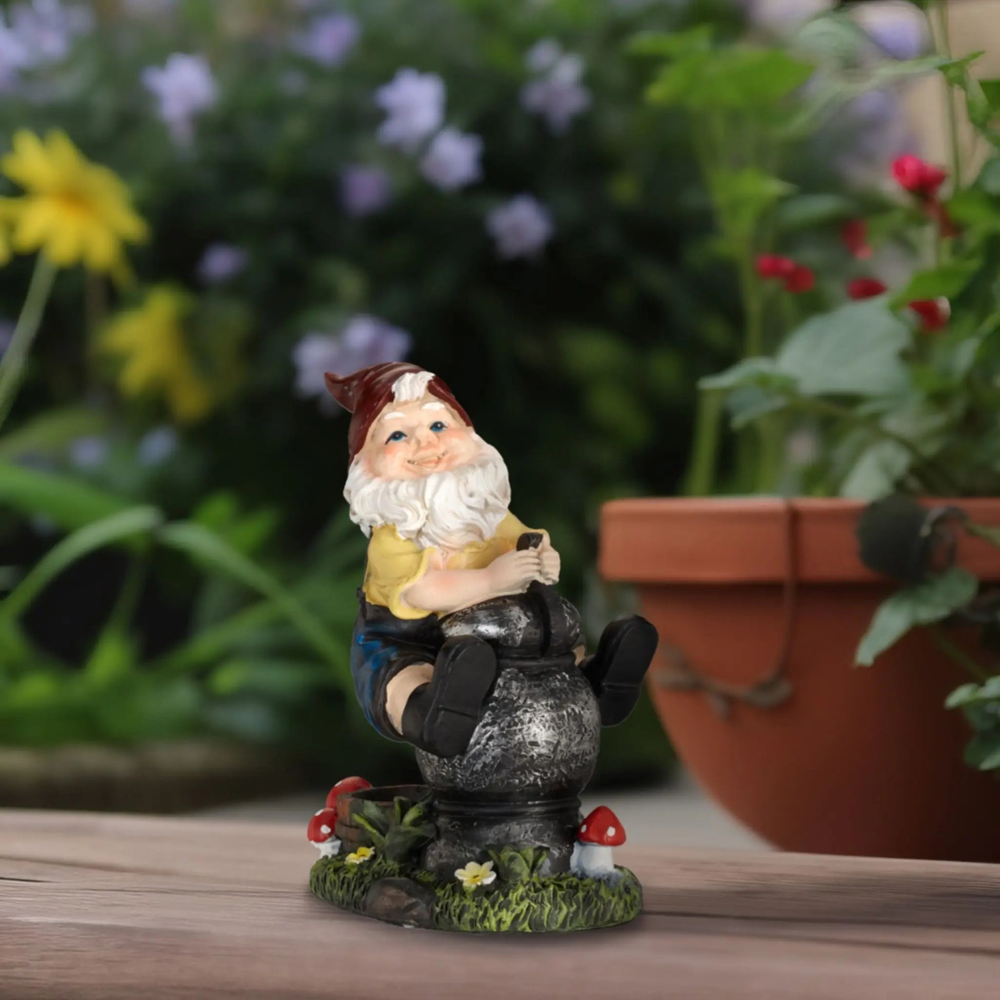 Gartenzwerg mit Laterne Dunkelgrün-Dunkelrot-Gelb von Relaxdays
