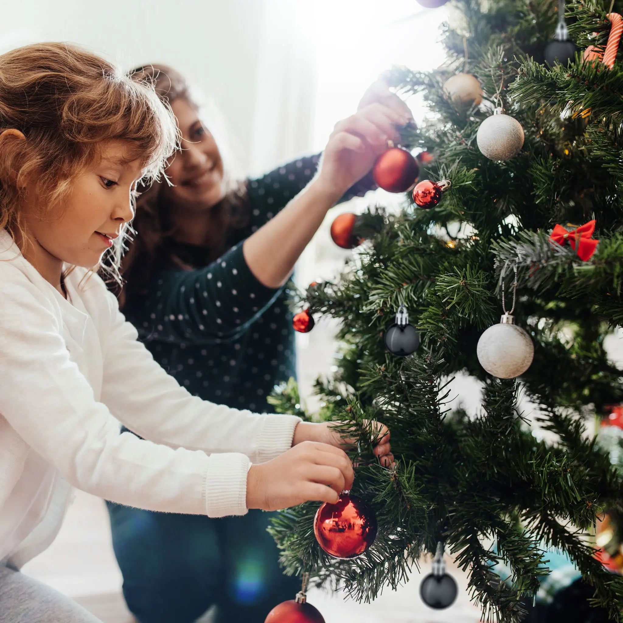 Weihnachtskugeln im 96er-Set Schwarz-Silber von Relaxdays