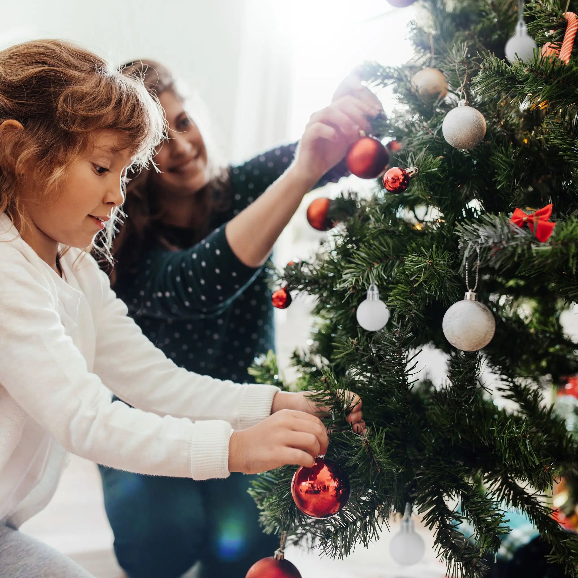 Weihnachtskugeln im 96er-Set Weiss-Silber von Relaxdays