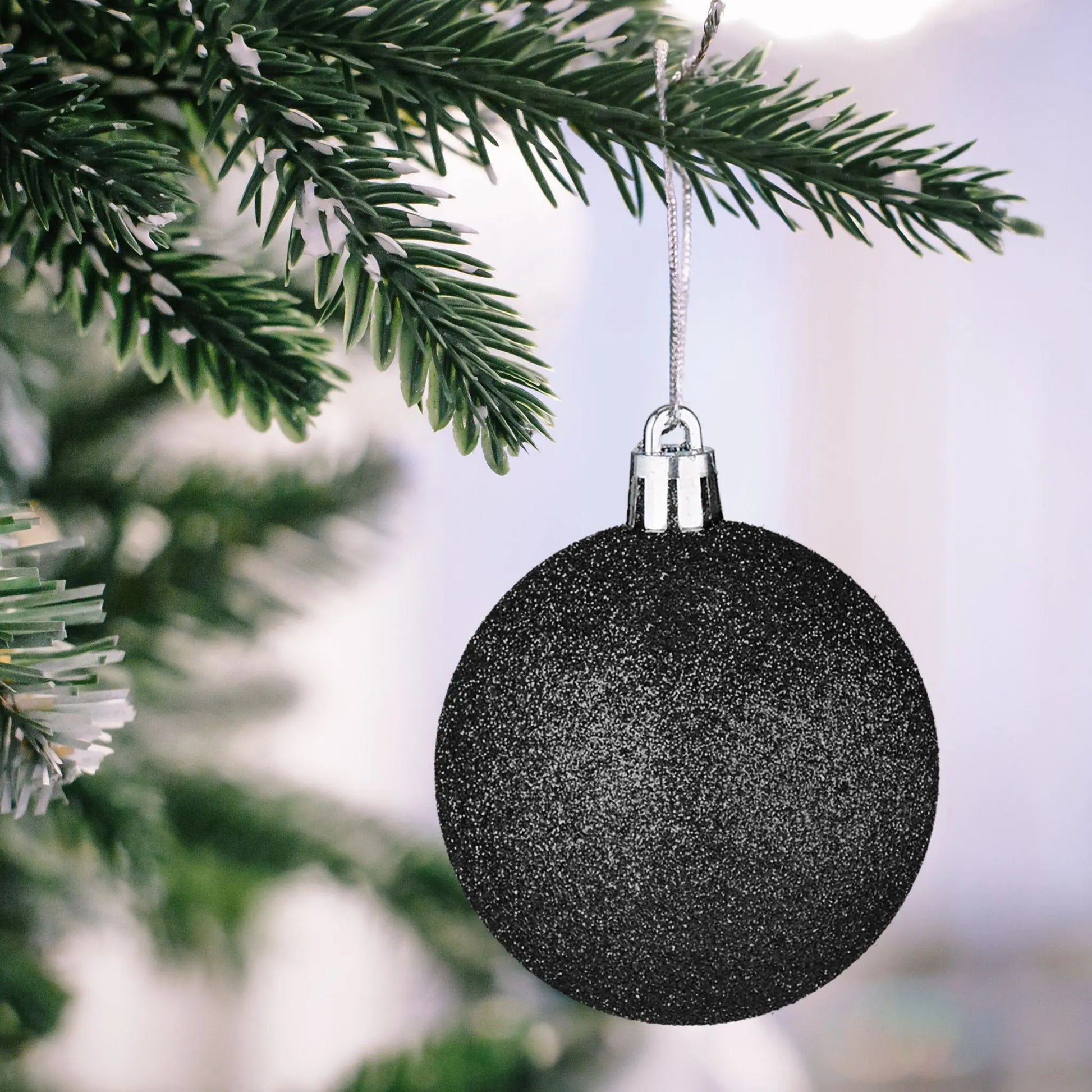 Weihnachtskugeln im 101er-Set Schwarz-Weiss-Silber von Relaxdays