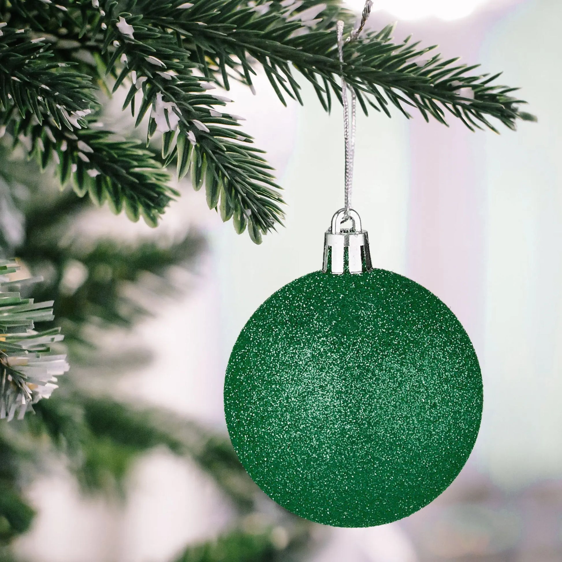 Weihnachtskugeln im 100er-Set Dunkelgrün-Weiss-Silber von Relaxdays