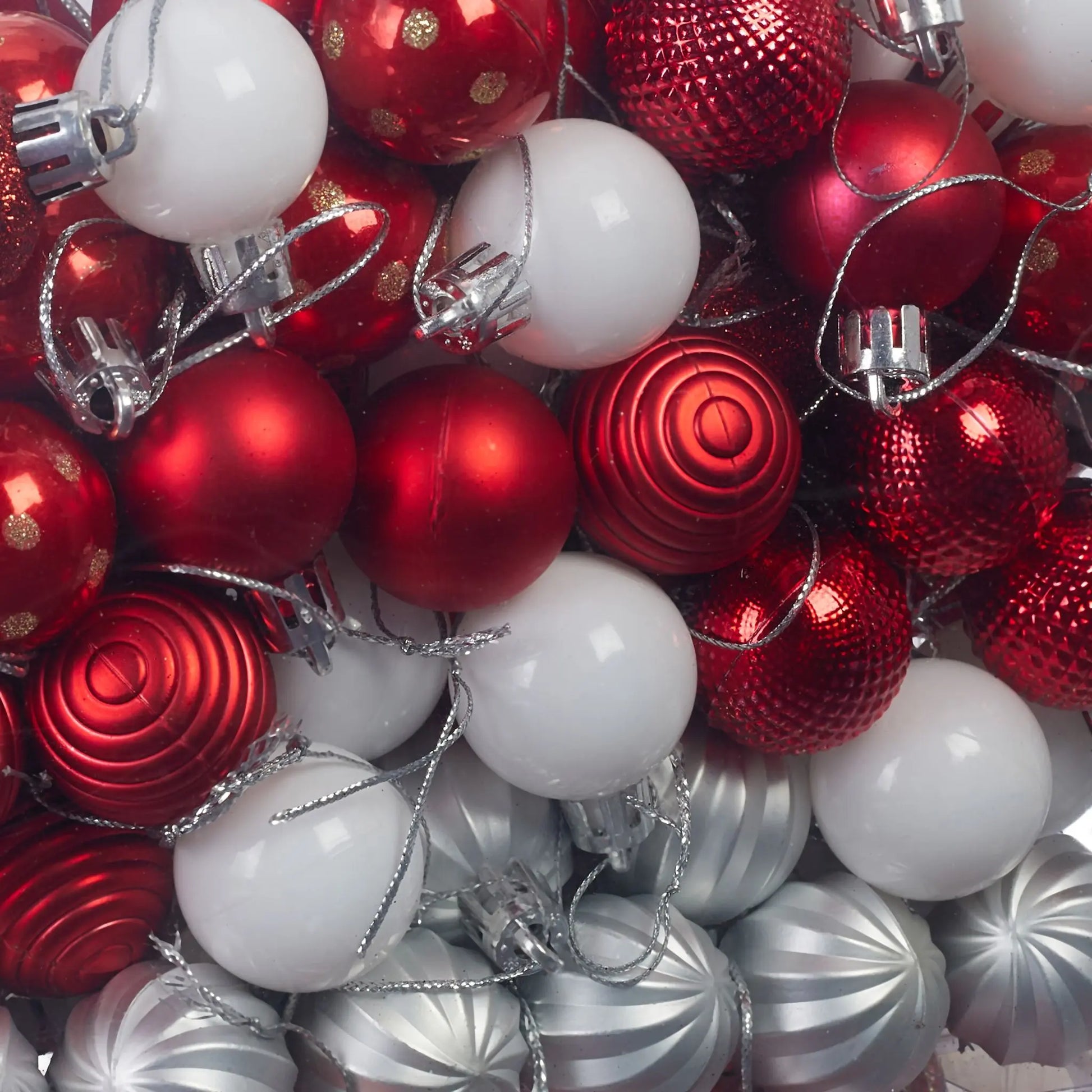 Weihnachtskugeln im 103er-Set Rot-Weiss-Silber von Relaxdays