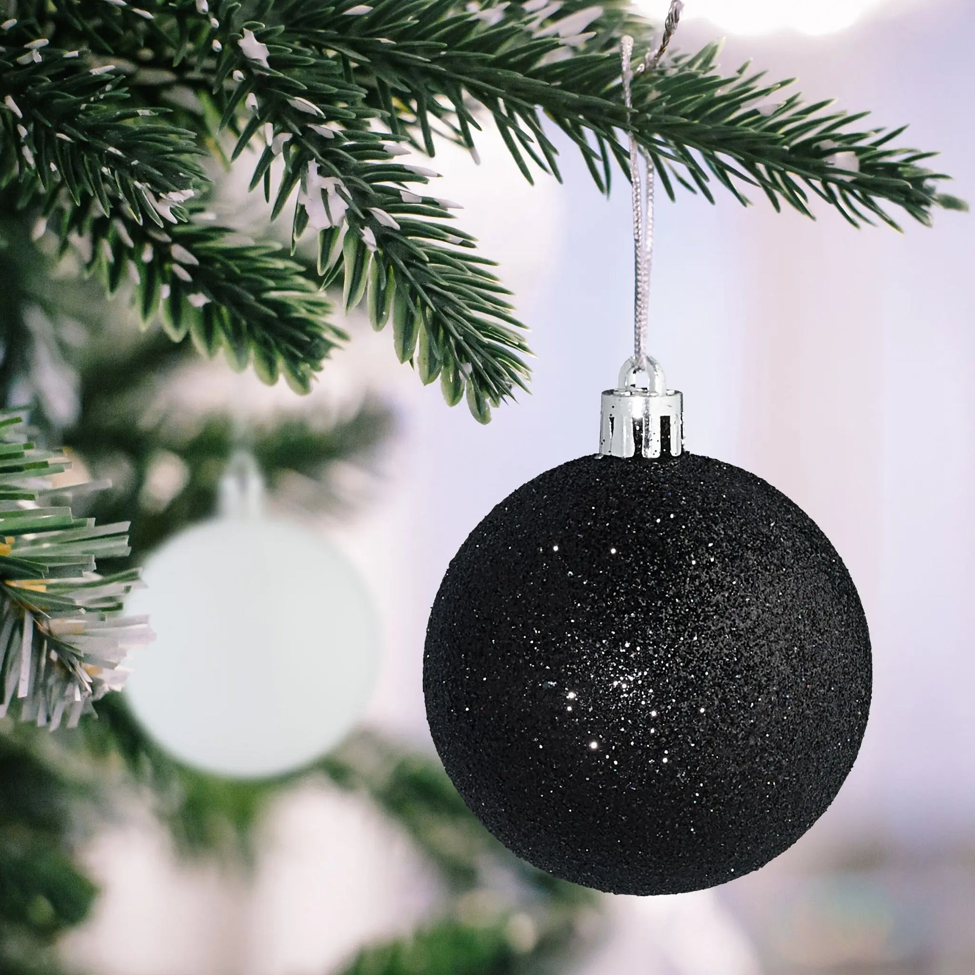 Weihnachtskugeln im 30er-Set Weiss-Schwarz-Silber von Relaxdays