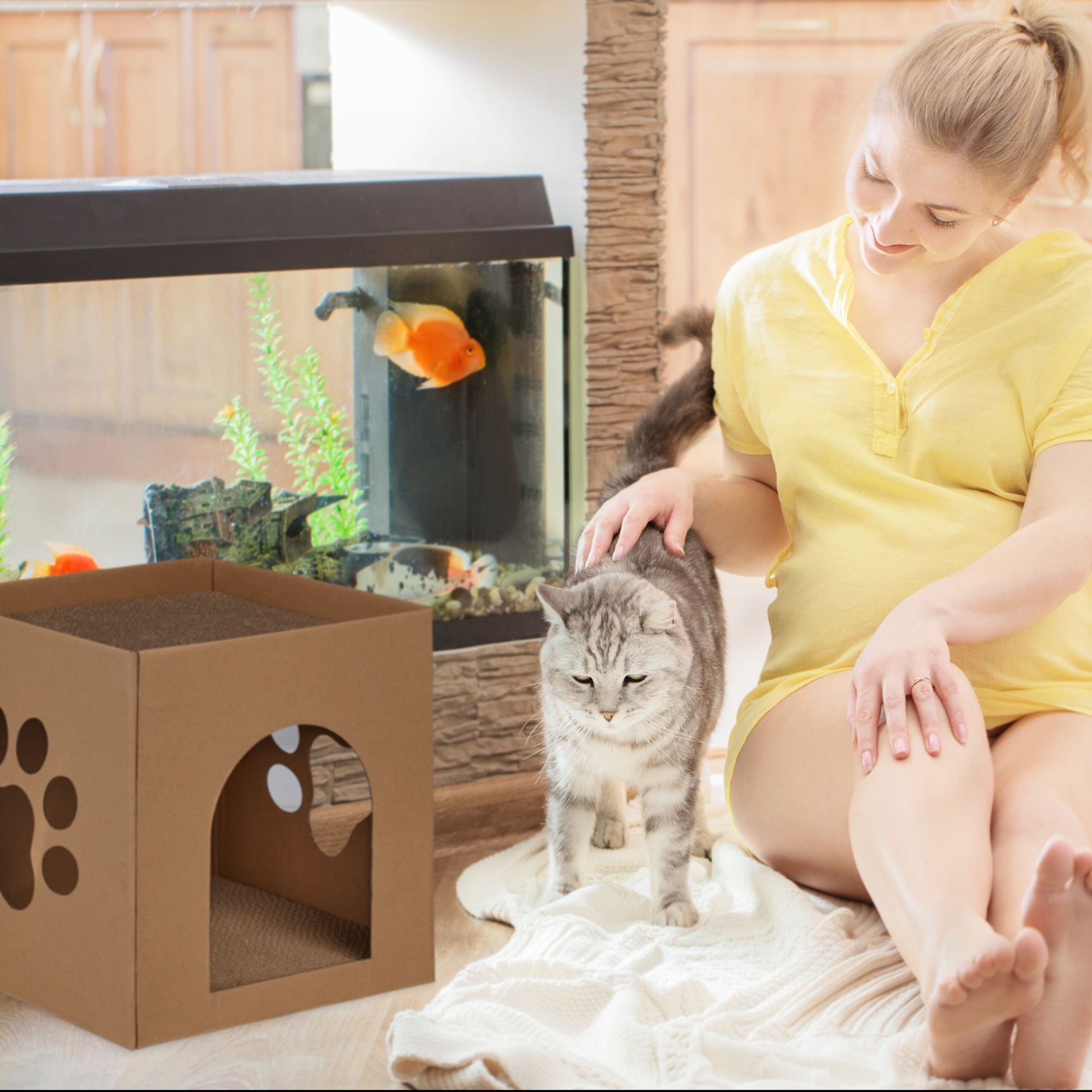 Katzenhaus Pappe mit Kratzbrett Hellbraun von Relaxdays
