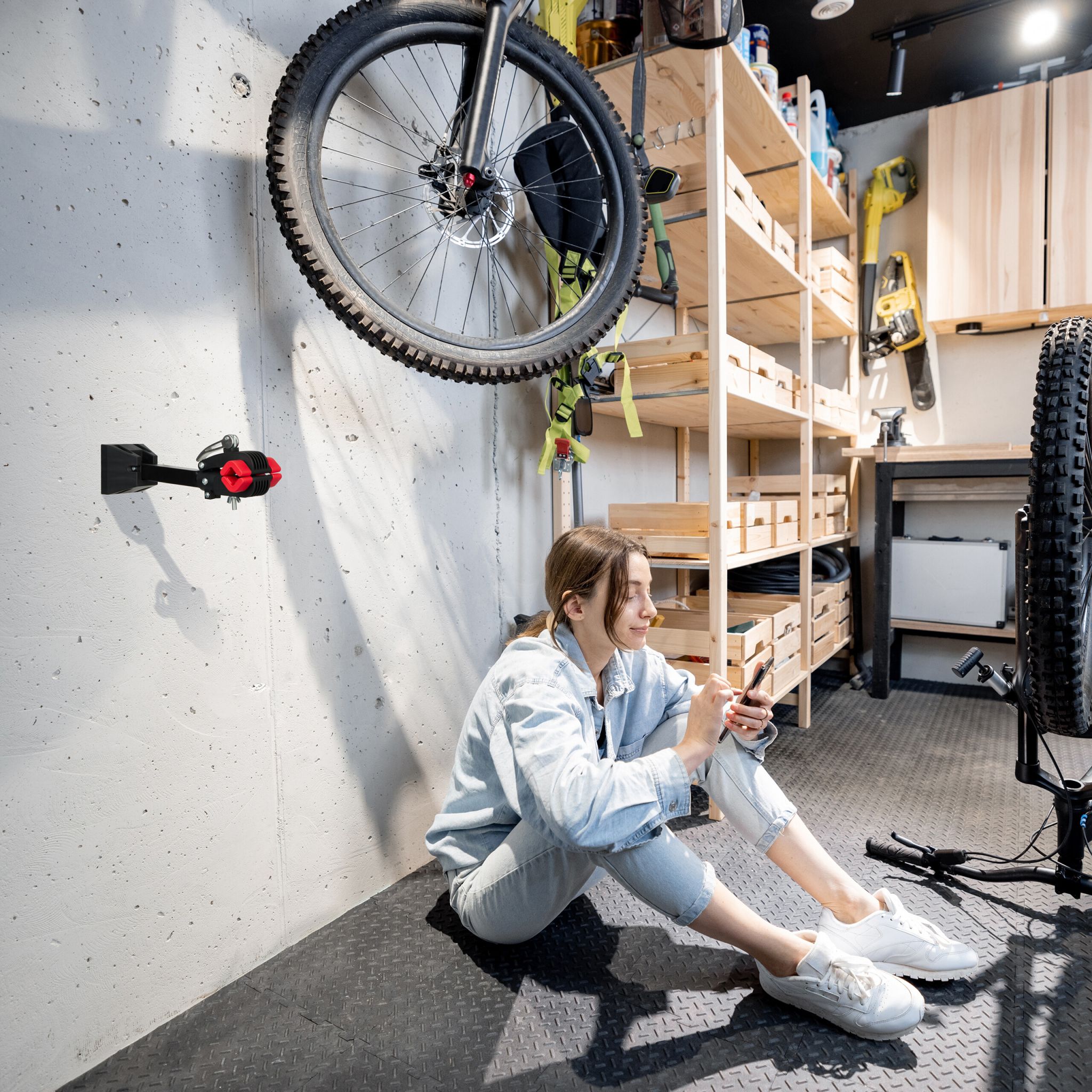 Fahrrad Montageständer für die Wand Rot-Schwarz-Silber von Relaxdays