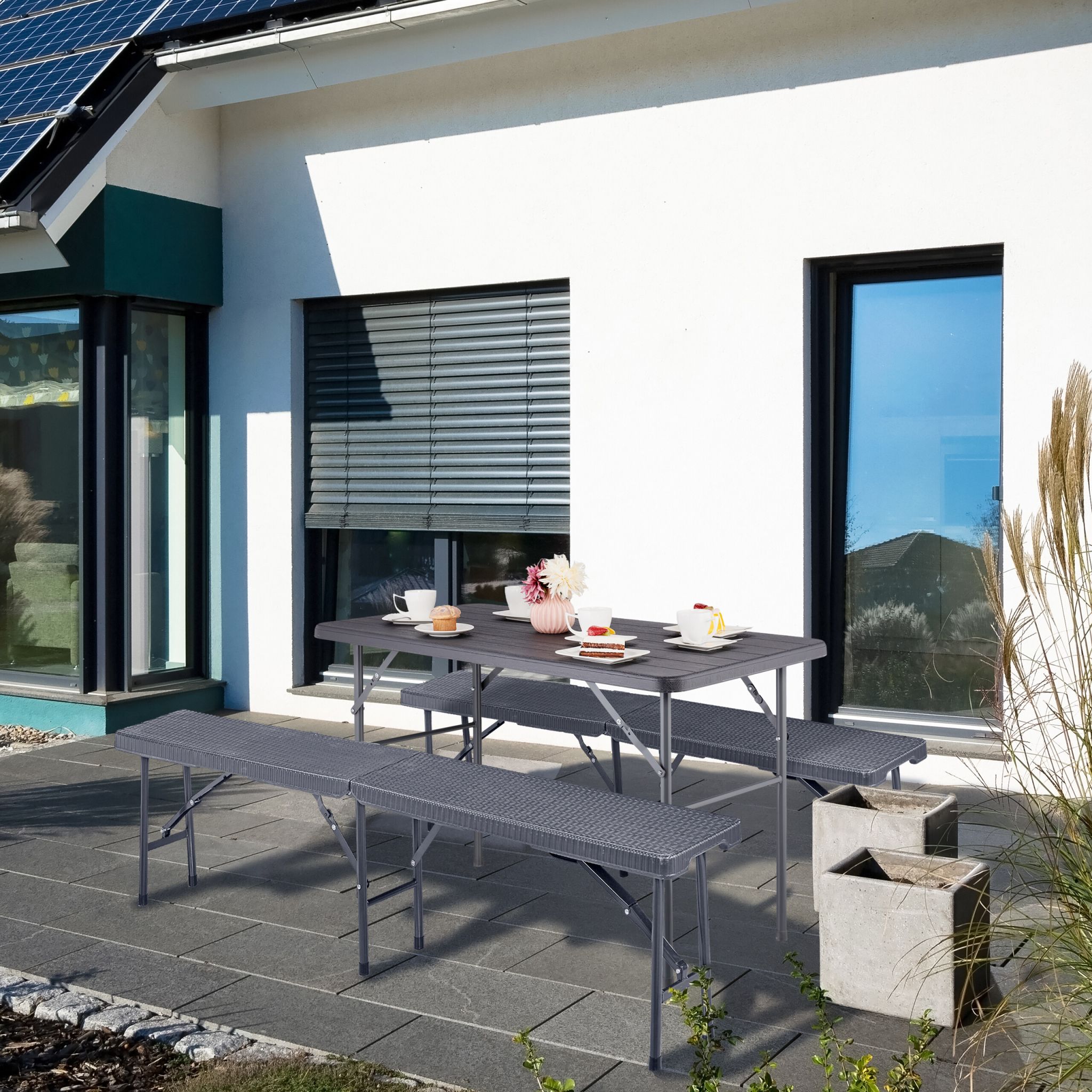 Eckiger Gartentisch in Holzoptik Grau