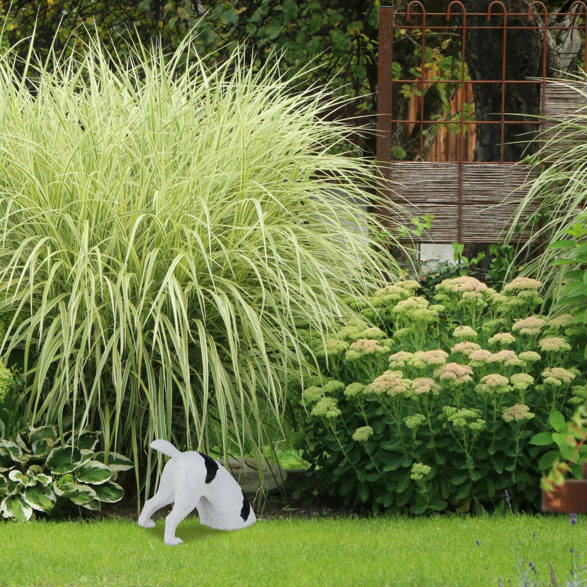 Gartenfigur buddelnder Hund Weiss-Schwarz von Relaxdays