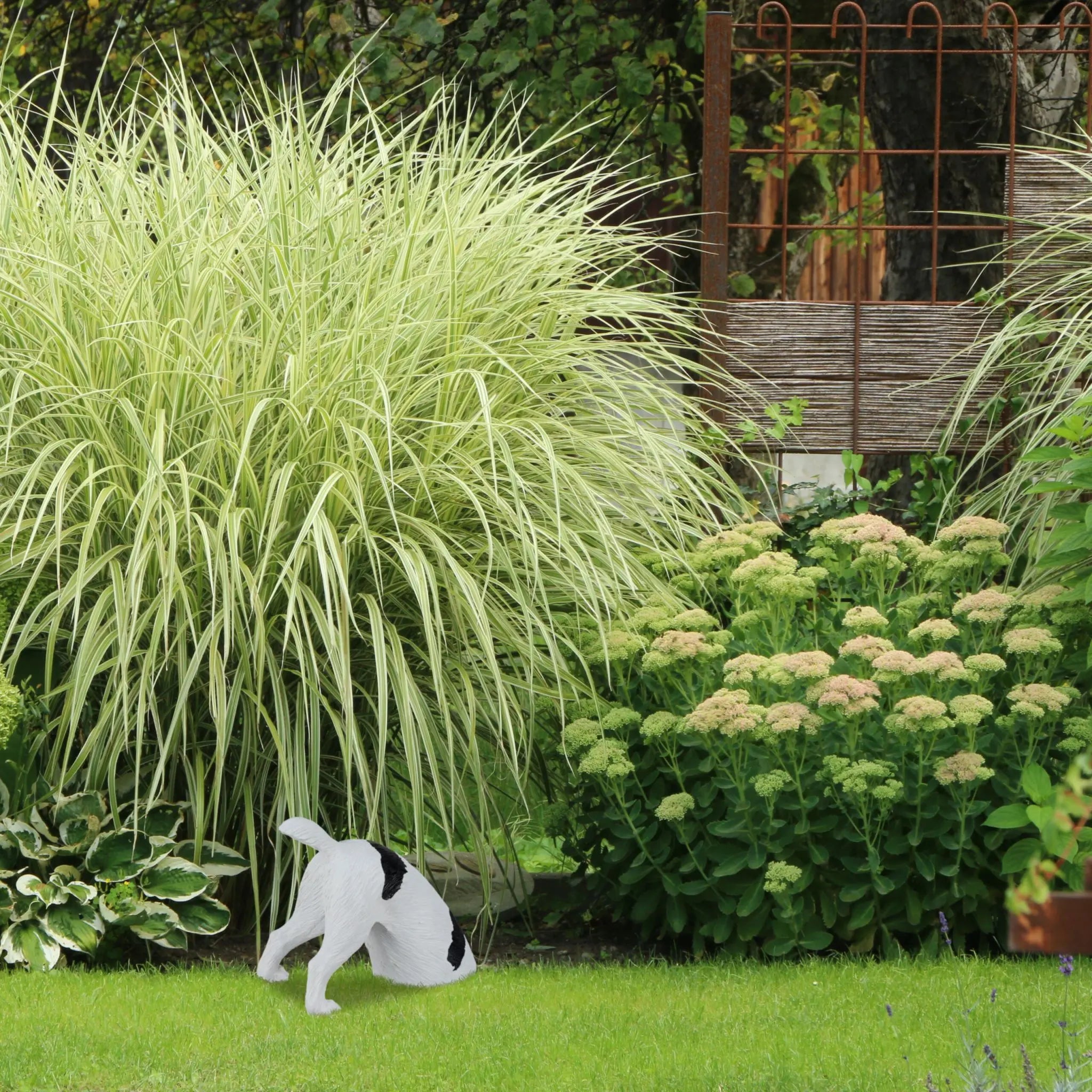 Gartenfigur buddelnder Hund Weiss-Schwarz von Relaxdays