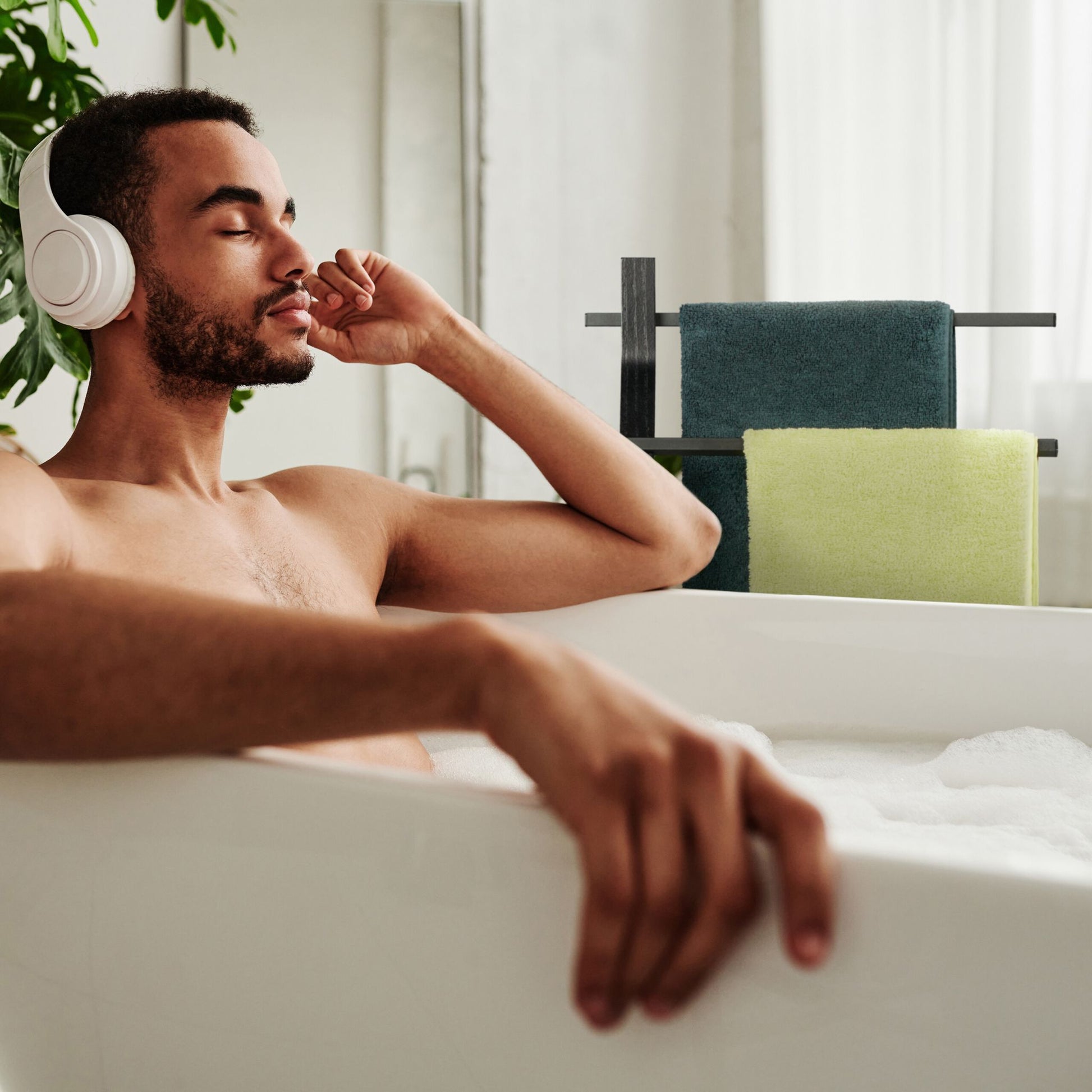 Handtuchständer mit geknicktem Design Schwarz von Relaxdays