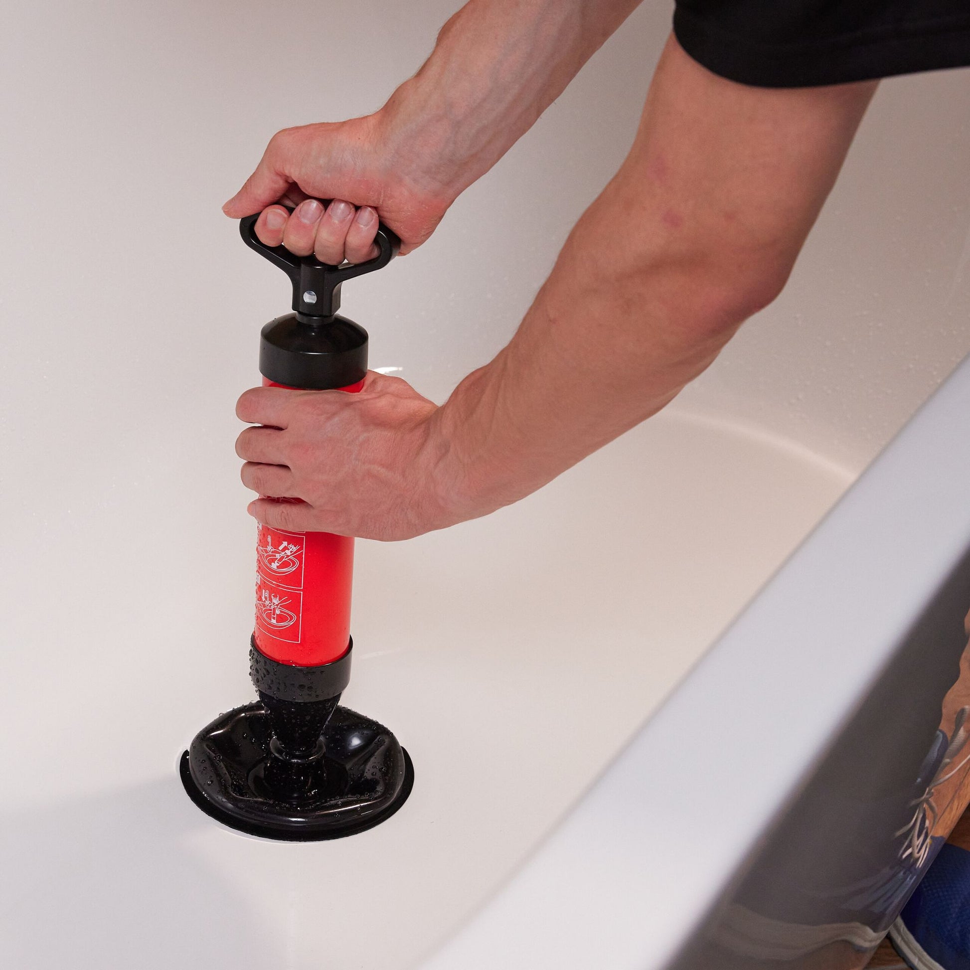 Abflussreiniger Pumpe Rot-Schwarz von Relaxdays
