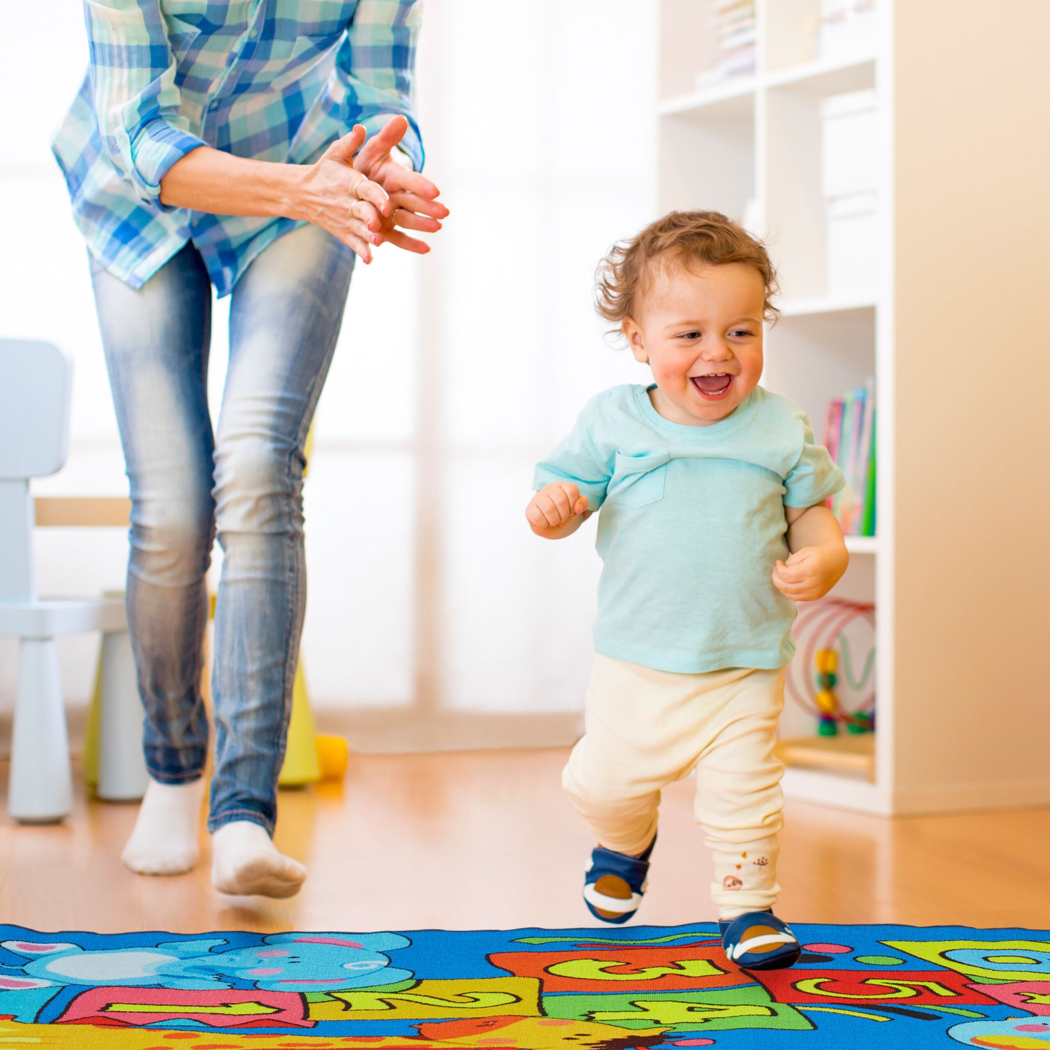Kinderteppich Hüpfkästchen mit Tieren Blau-Gelb-Grün von guteszeug.ch