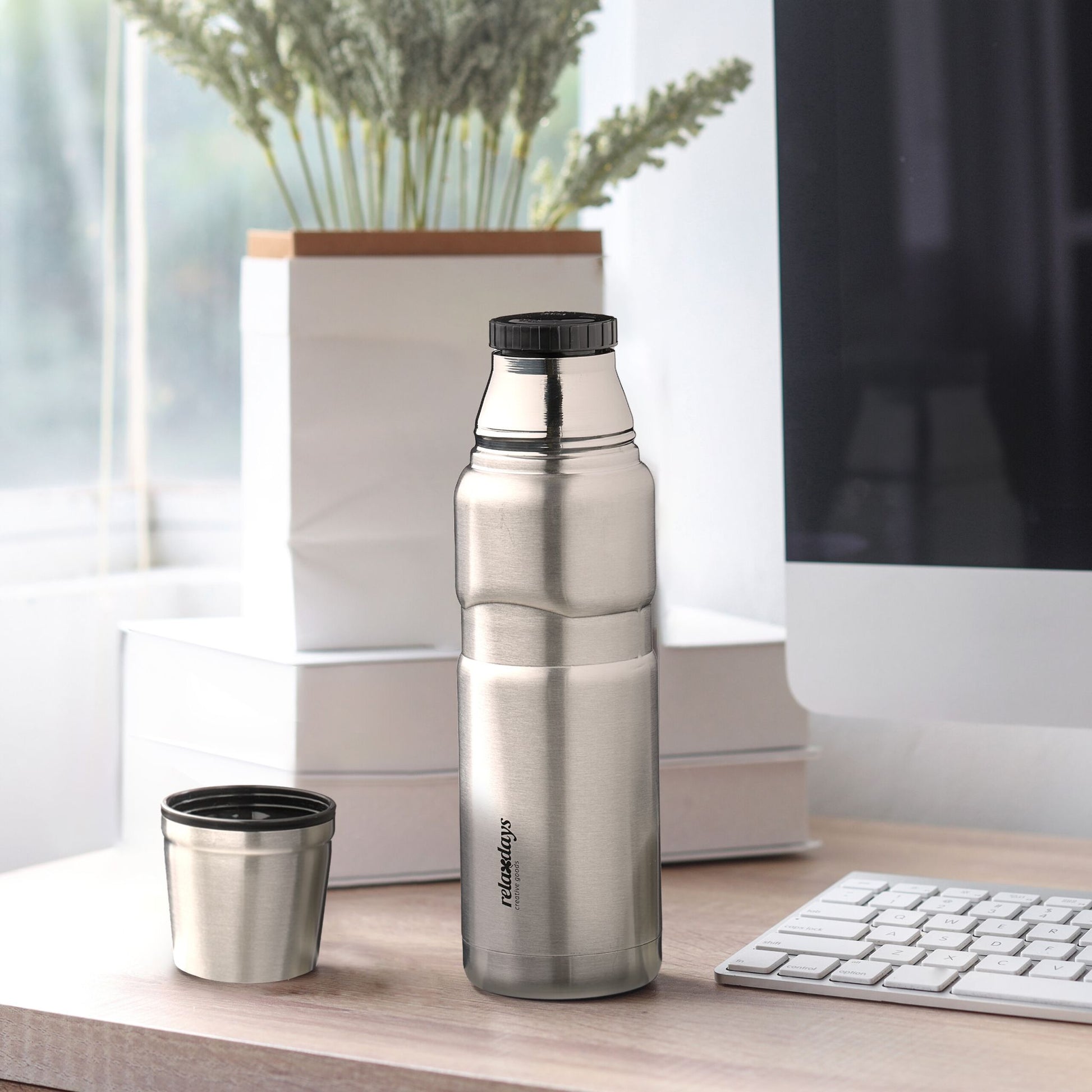 Trinkflasche mit Becher 500ml Schwarz-Silber von Relaxdays