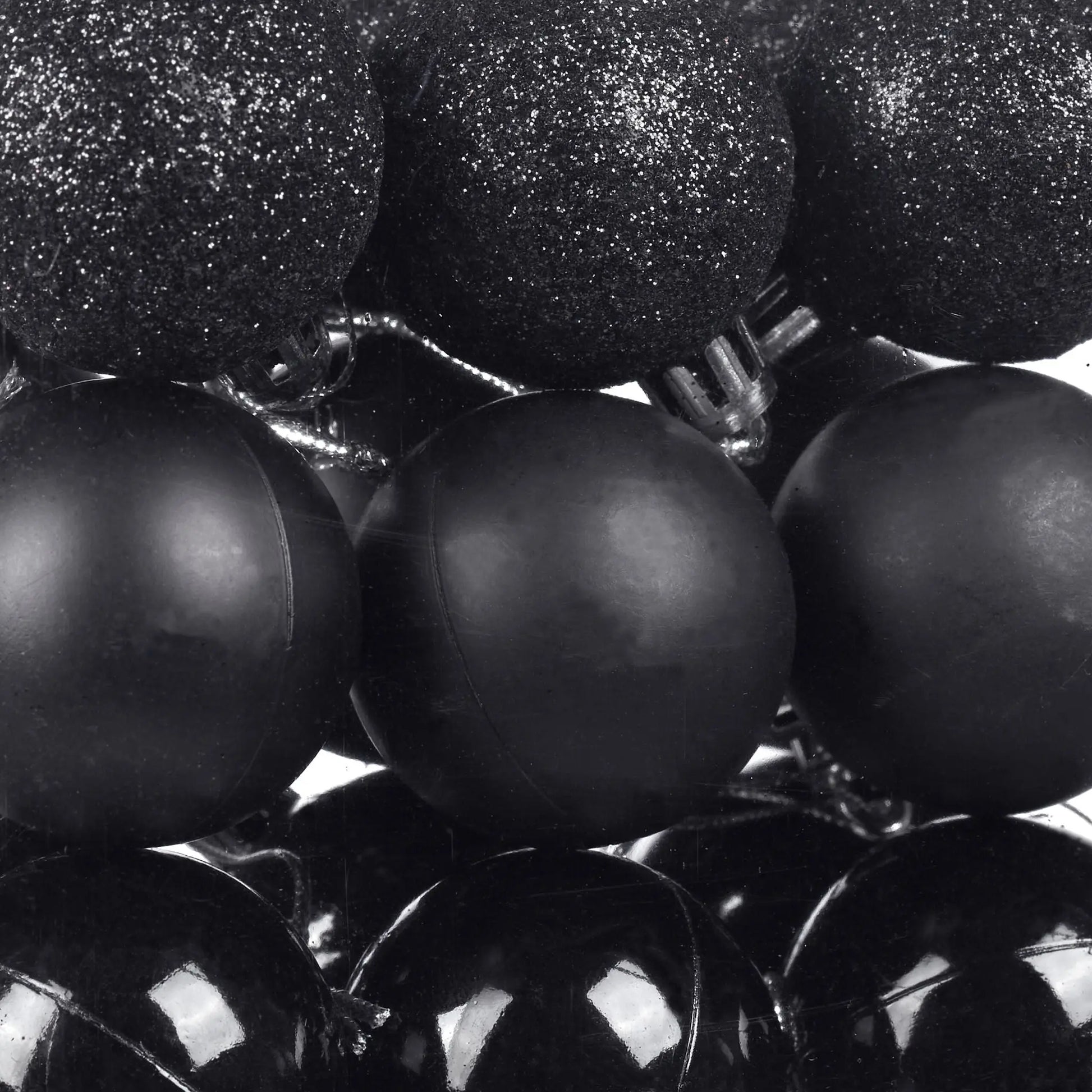 Weihnachtskugeln im 150er-Set Schwarz-Silber von Relaxdays