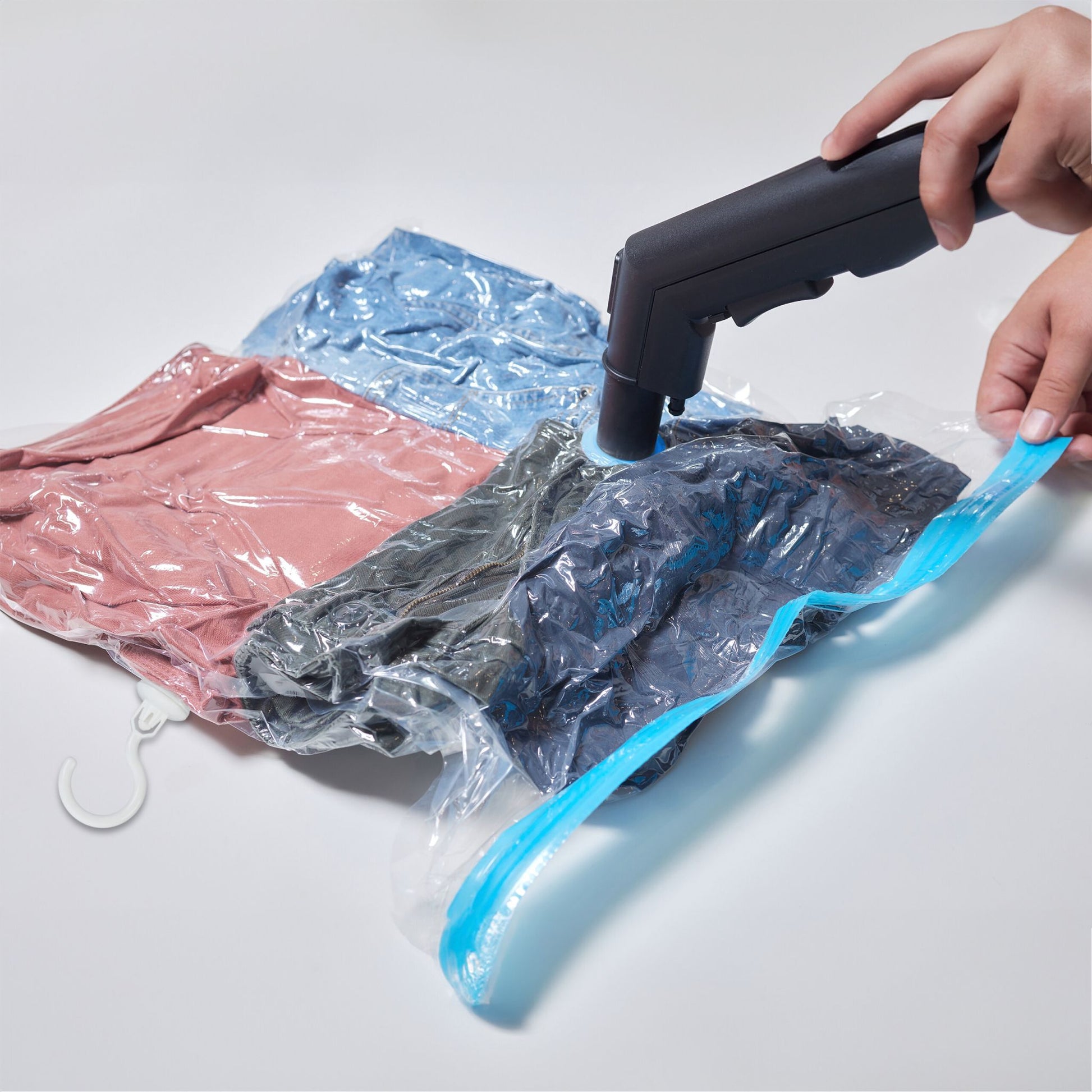 Hängende Vakuumbeutel Kleidung 4er-Set Weiss-Blau-Transparent von Relaxdays