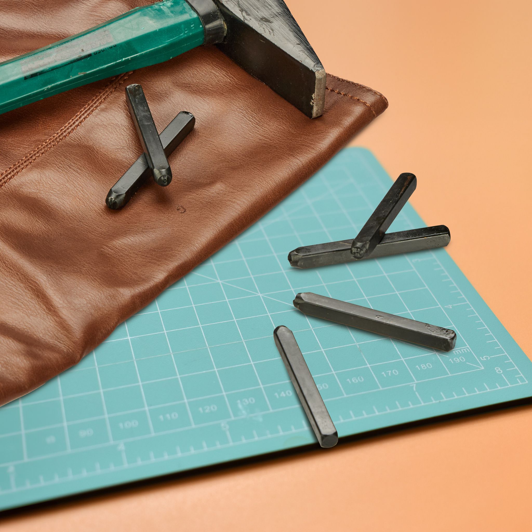 Schlagbuchstaben Set 3mm Hellbraun-Schwarz von Relaxdays