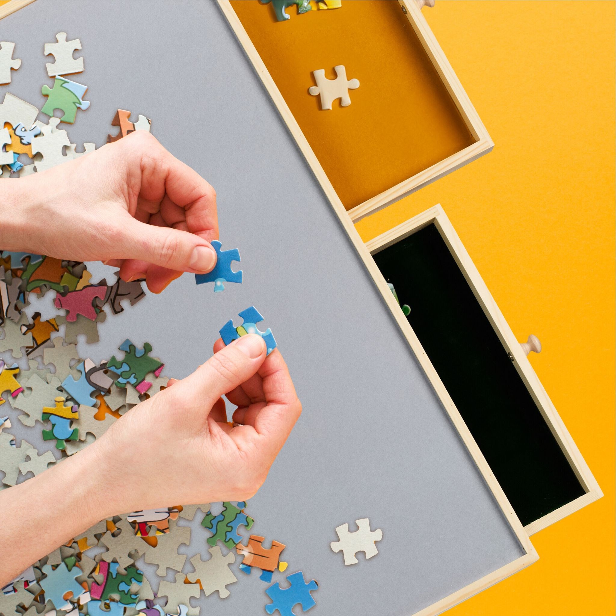 Puzzlebrett mit 4 Schubladen Dunkelblau-Hellbraun-Grau von Relaxdays