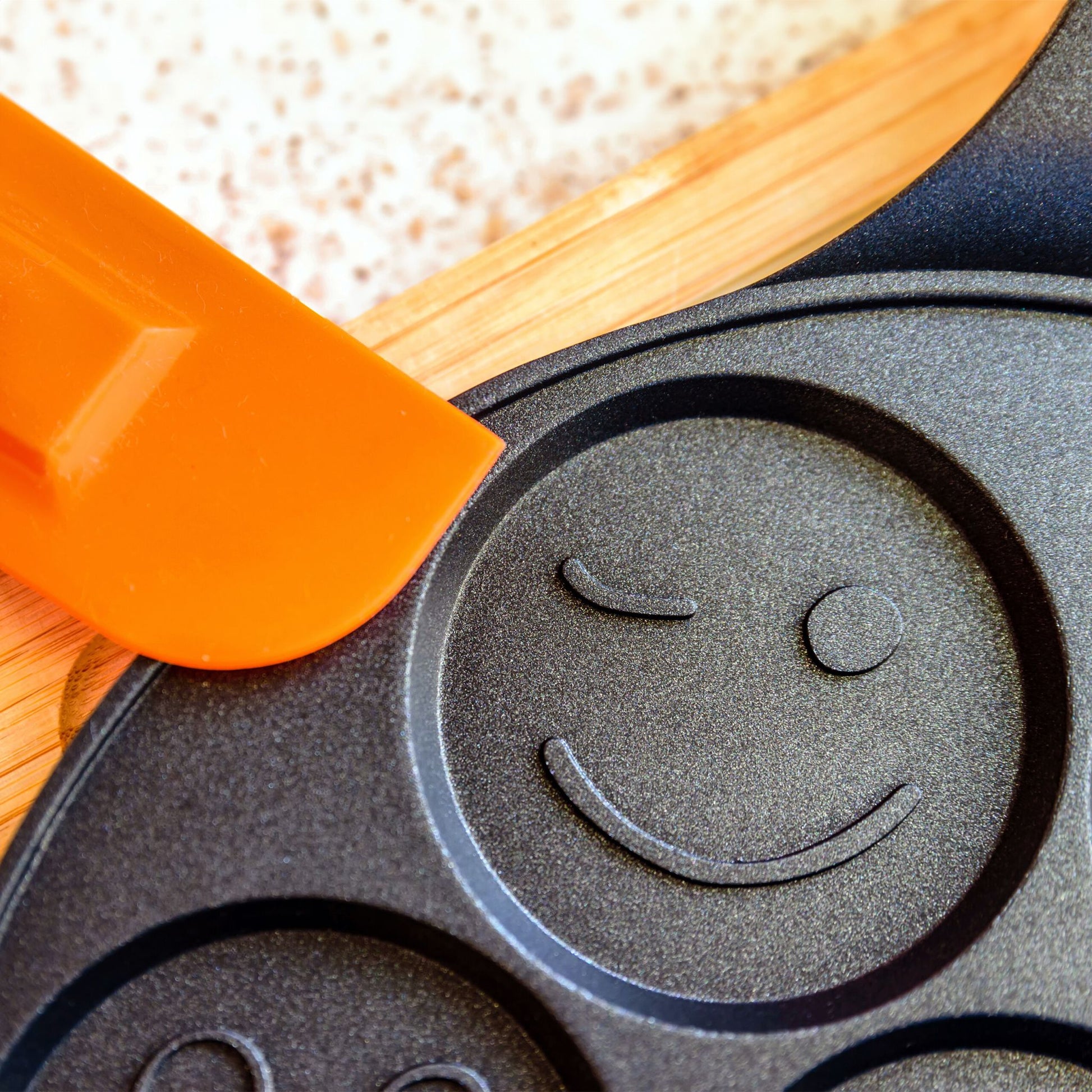 Pancake Pfanne mit Gesichtern Schwarz von Relaxdays