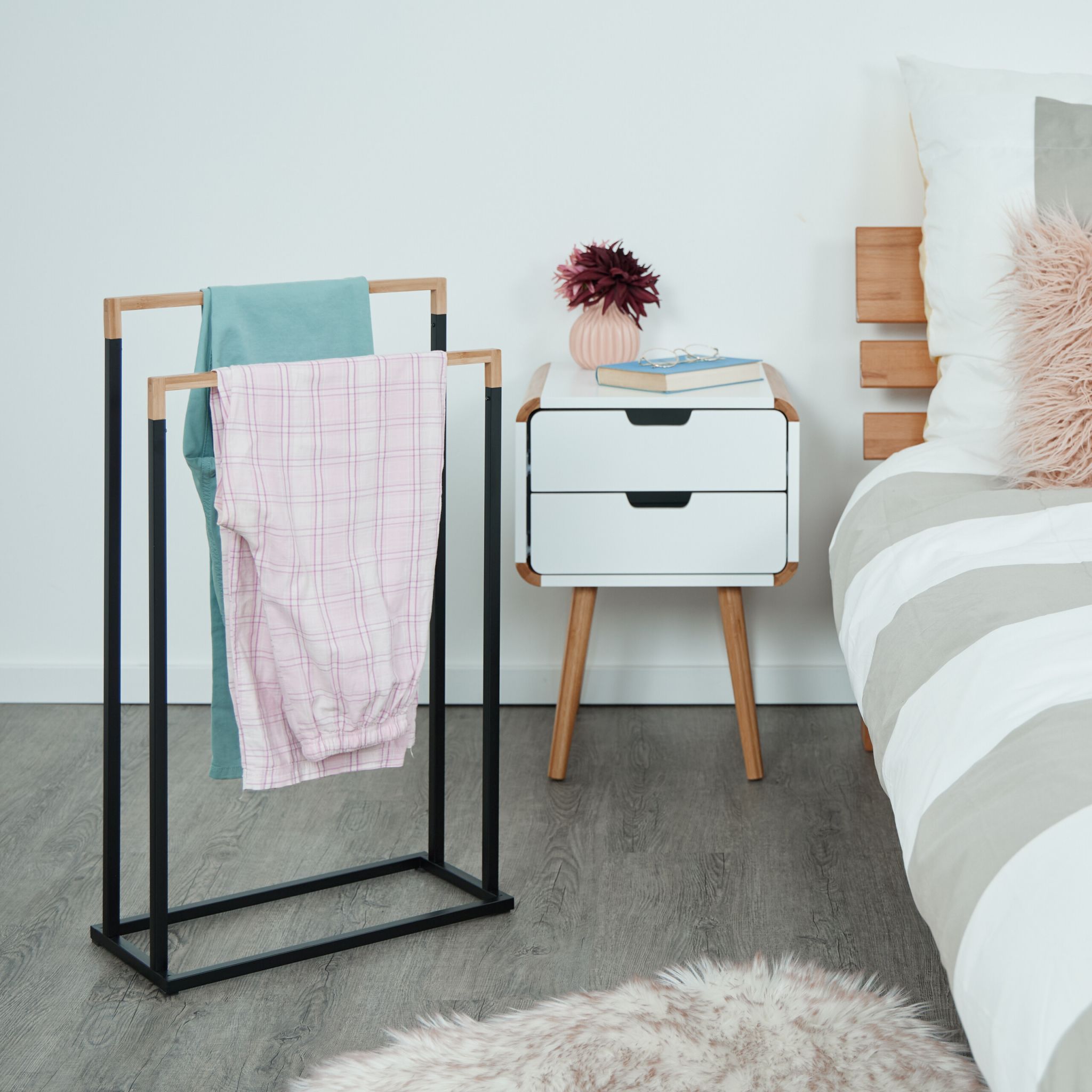 Handtuchständer mit 2 Stangen Hellbraun-Schwarz von Relaxdays