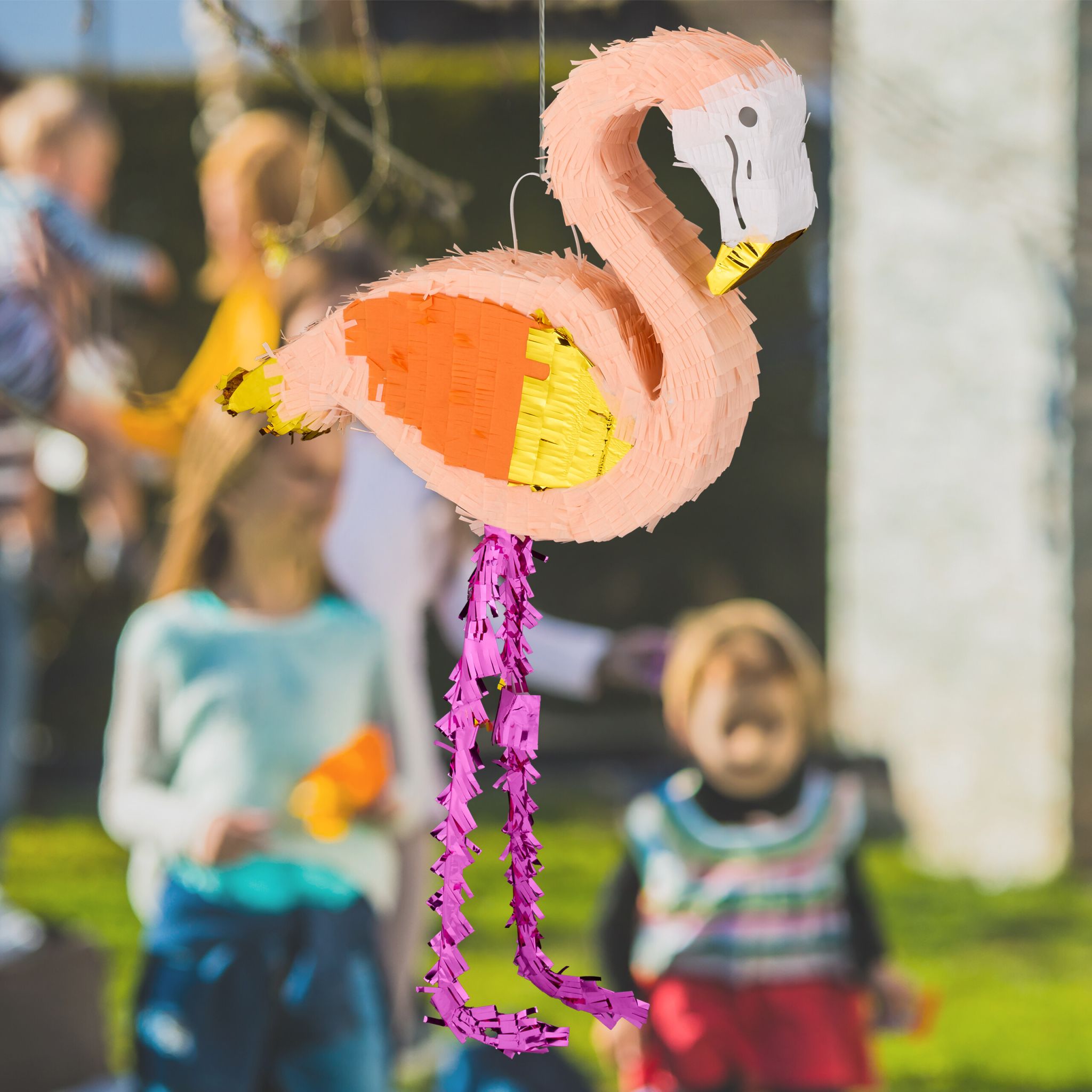 Pinata Flamingo mit Stab und Maske Gold-Orange-Pink von Relaxdays