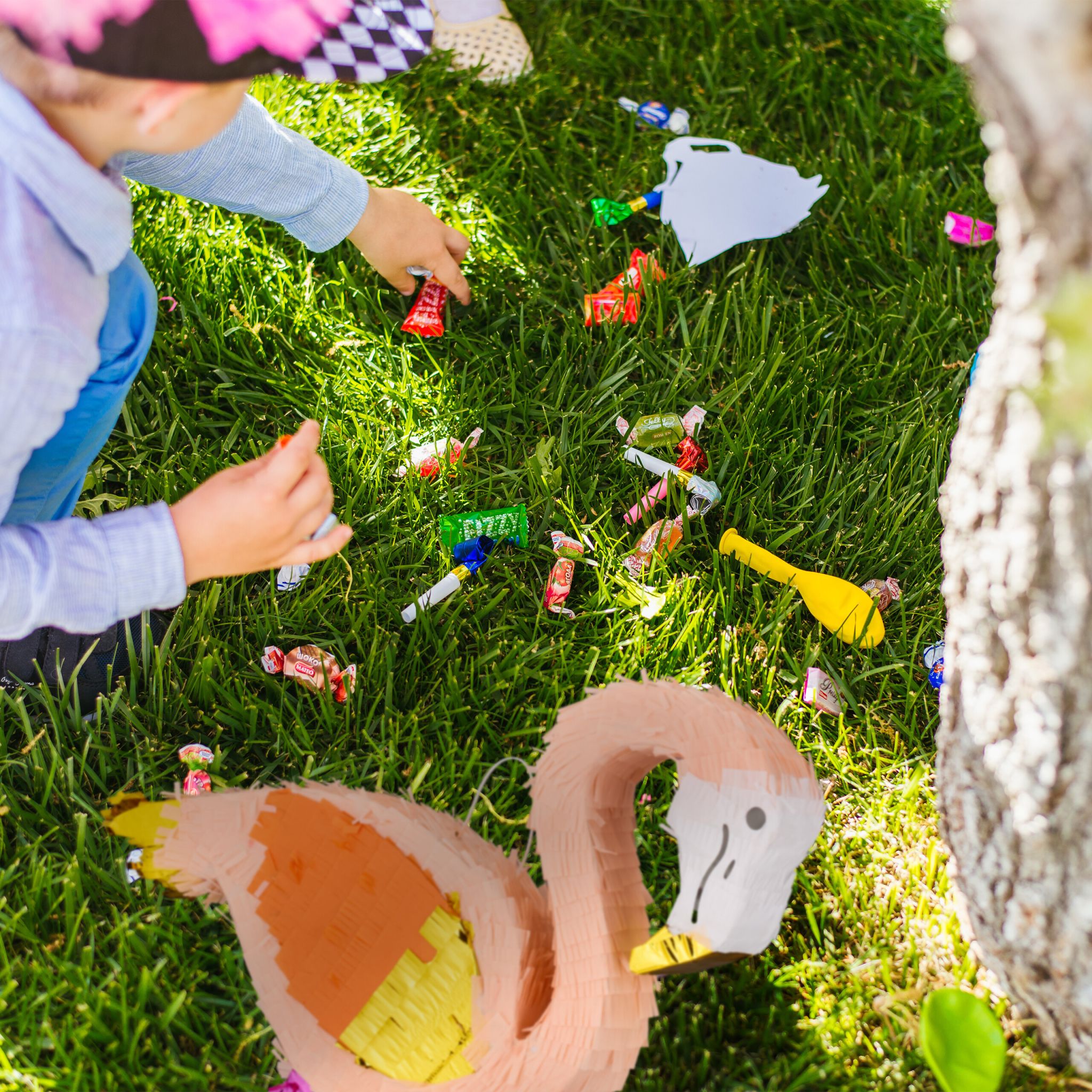 Pinata Flamingo mit Stab und Maske Gold-Orange-Pink von Relaxdays
