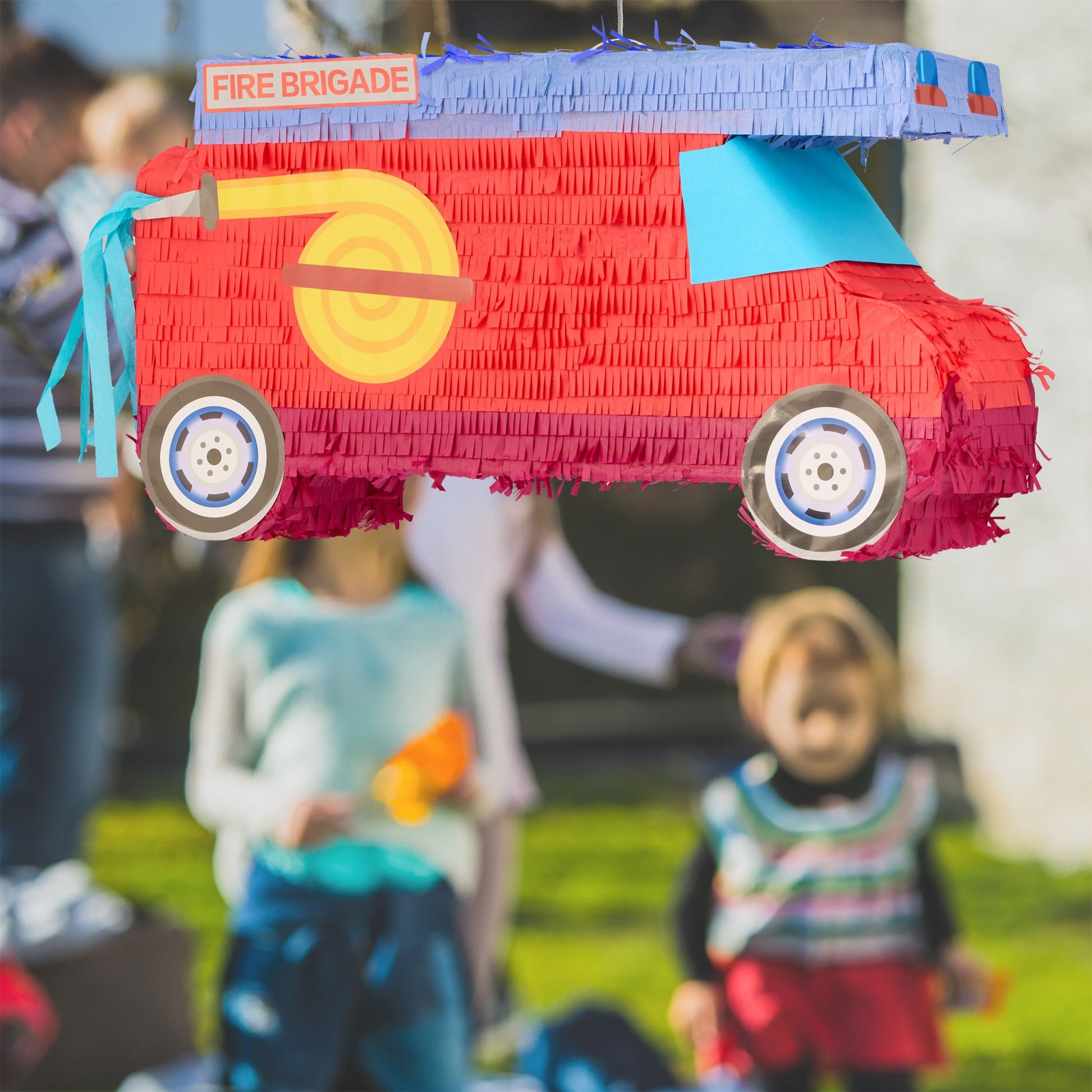 Pinata Feuerwehrauto mit Stab und Maske Blau-Rot-Schwarz von Relaxdays