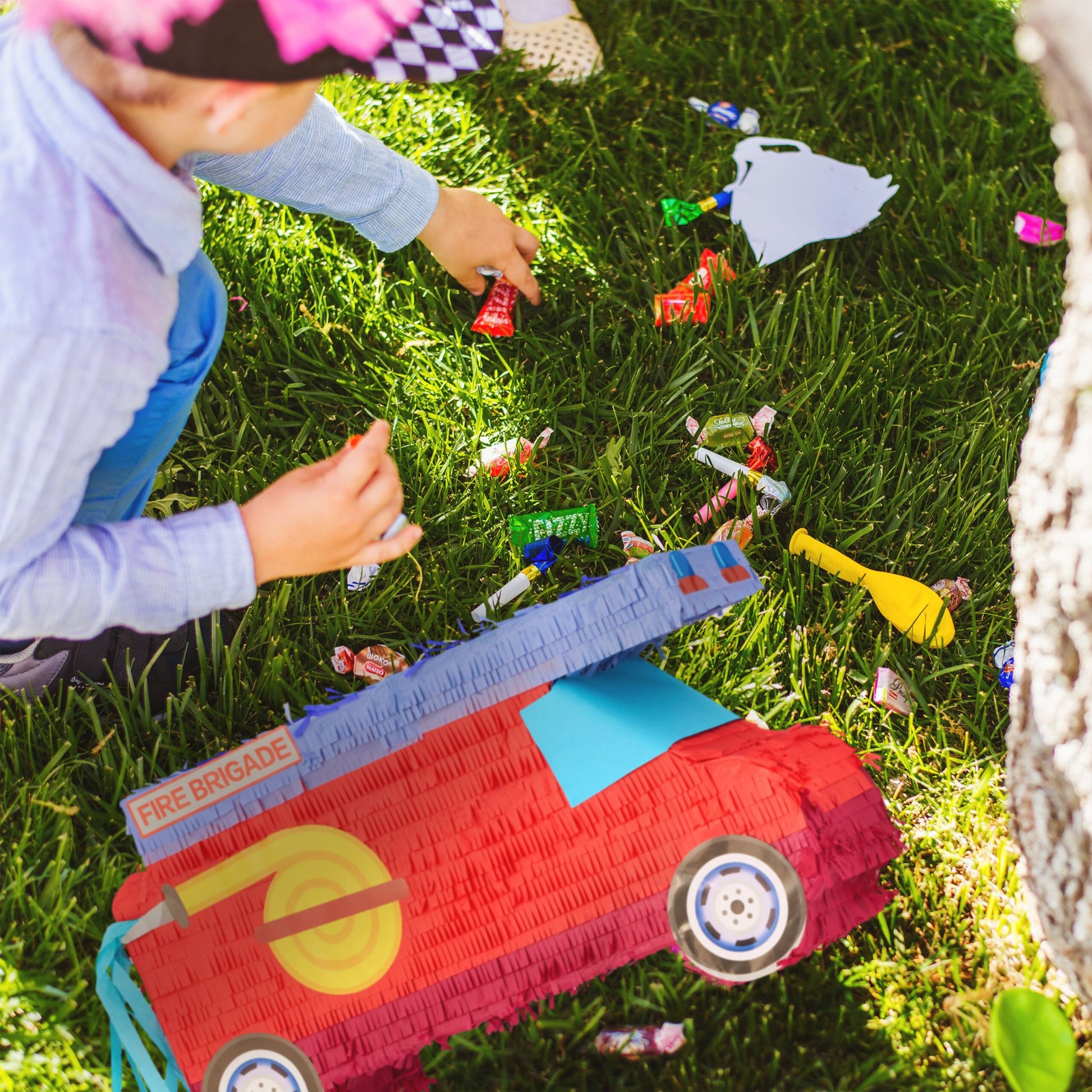 Pinata Feuerwehrauto mit Stab und Maske Blau-Rot-Schwarz von Relaxdays