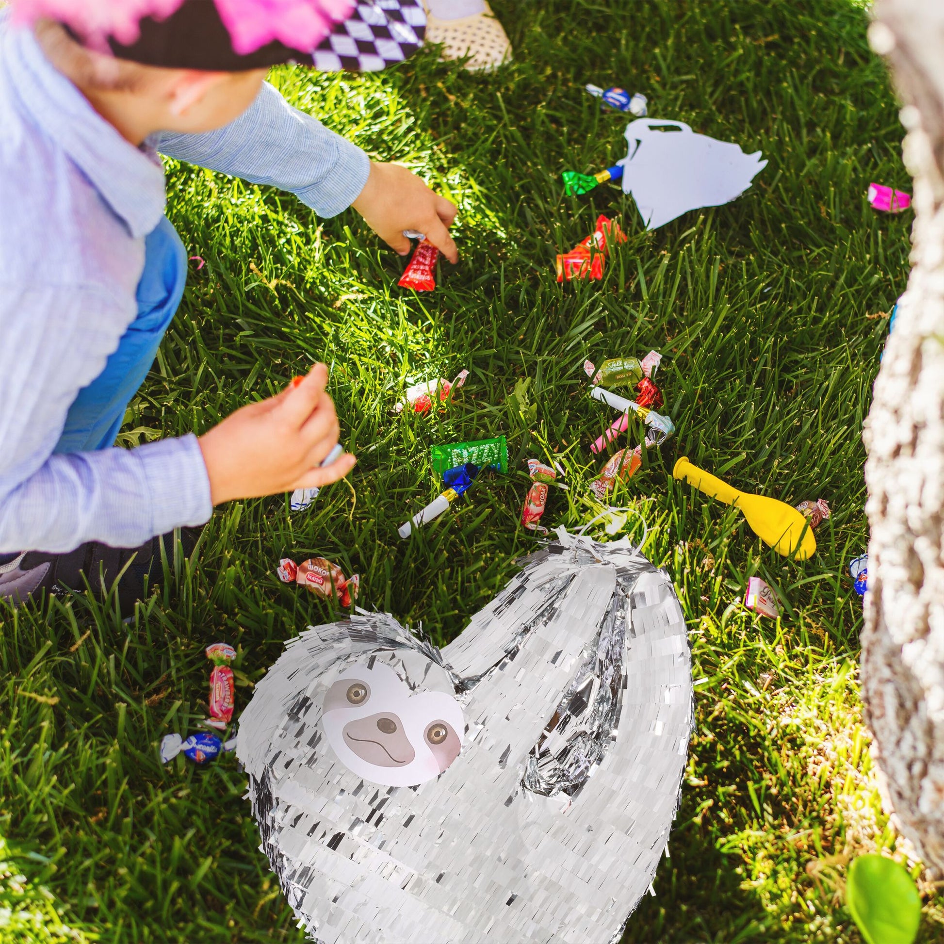 Pinata Faultier mit Stab und Maske Silber-Grau von Relaxdays