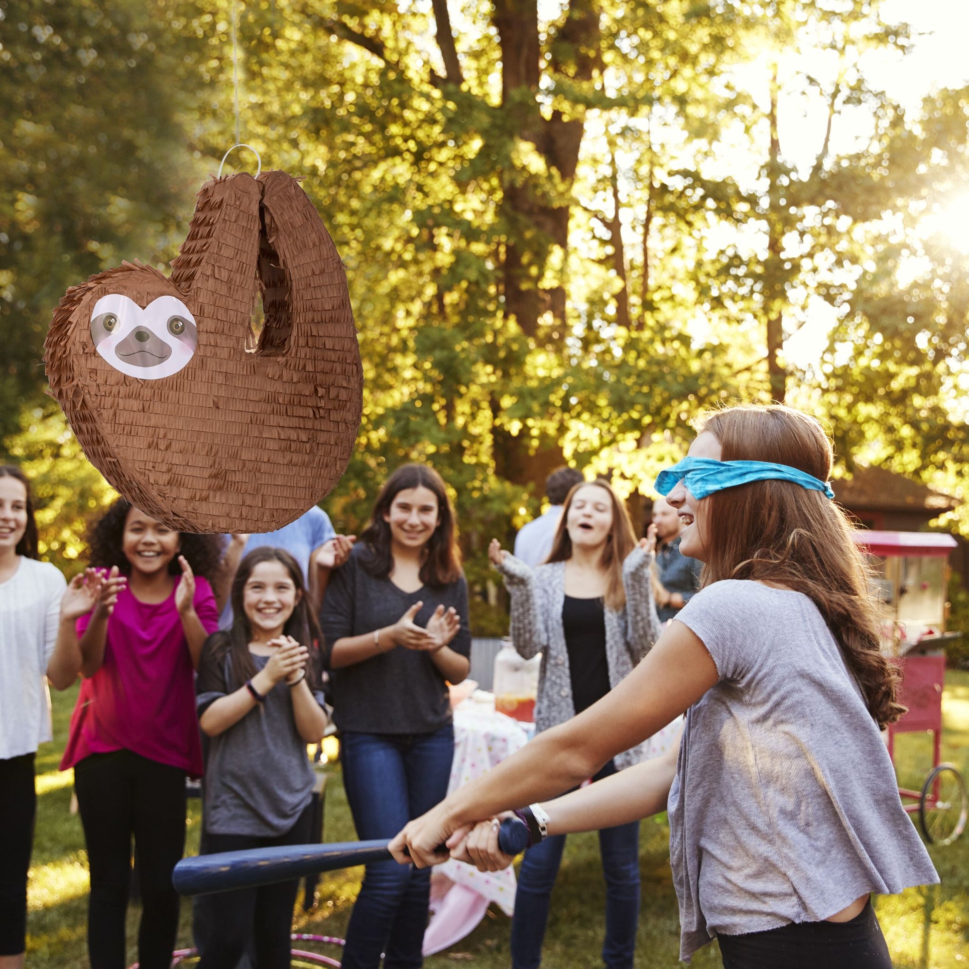 Pinata Faultier mit Stab und Maske Weiss-Braun von Relaxdays