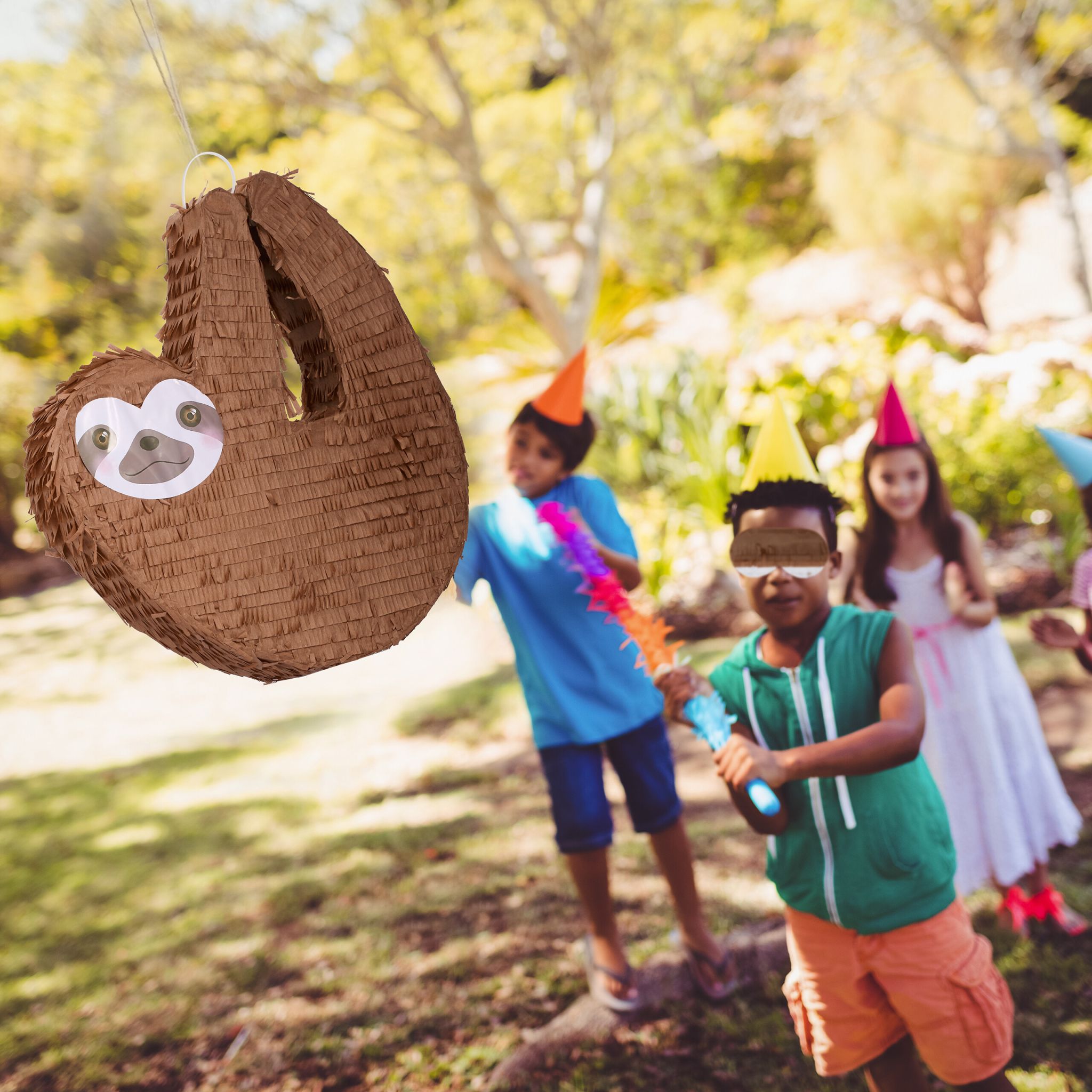 Pinata Faultier mit Stab und Maske Weiss-Braun von Relaxdays