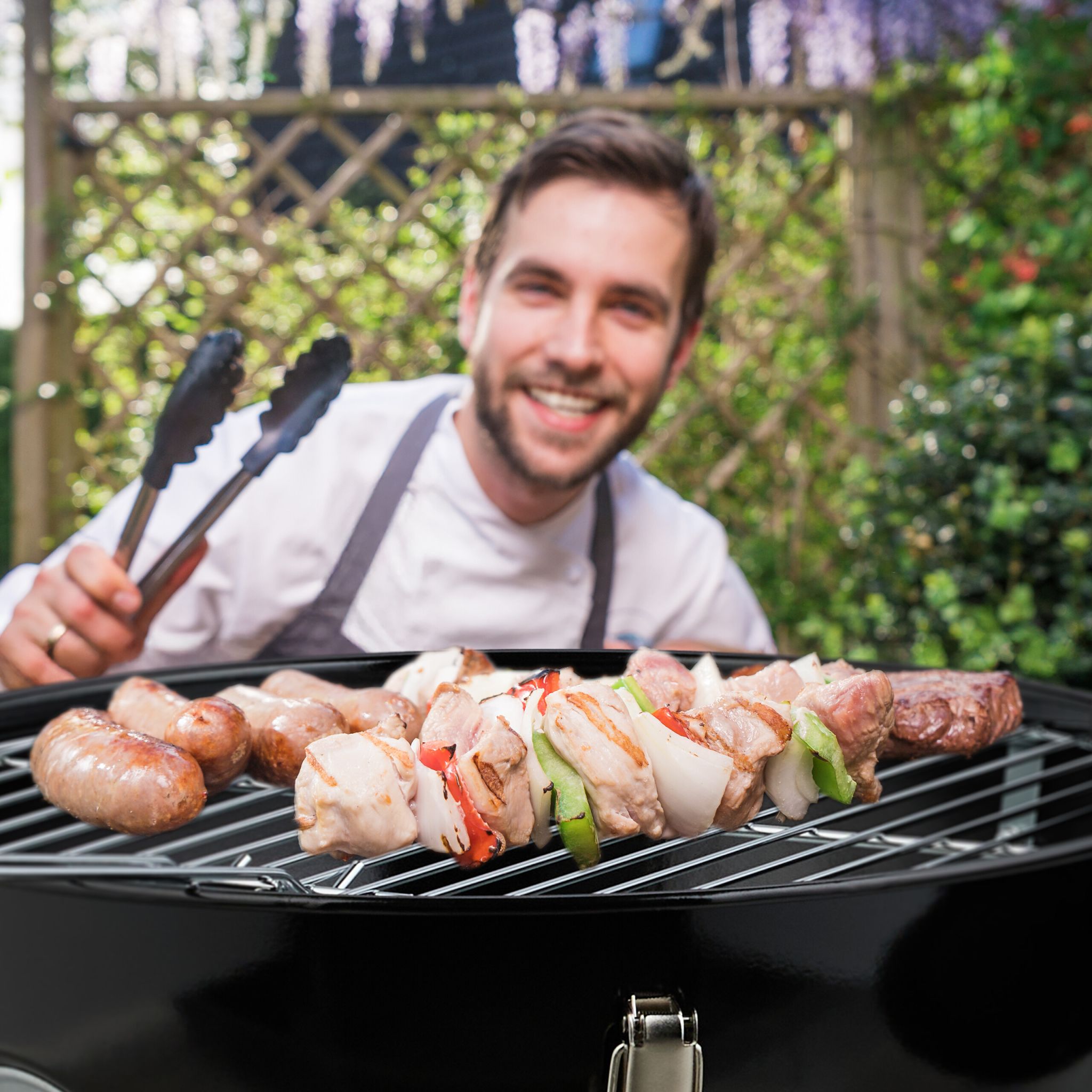 Kugelgrill tragbar Ø 37cm mit Grillzange Schwarz-Silber von Relaxdays