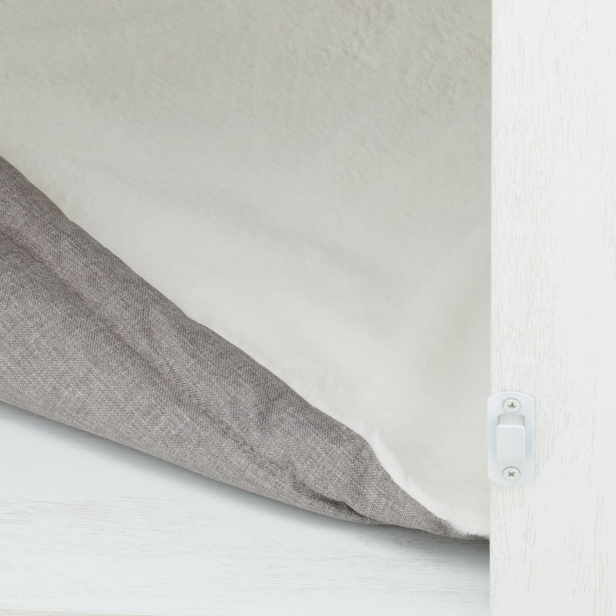 Hundekäfig für Zuhause 2 drehbare Näpfe Weiss-Creme-Dunkelbraun von Relaxdays