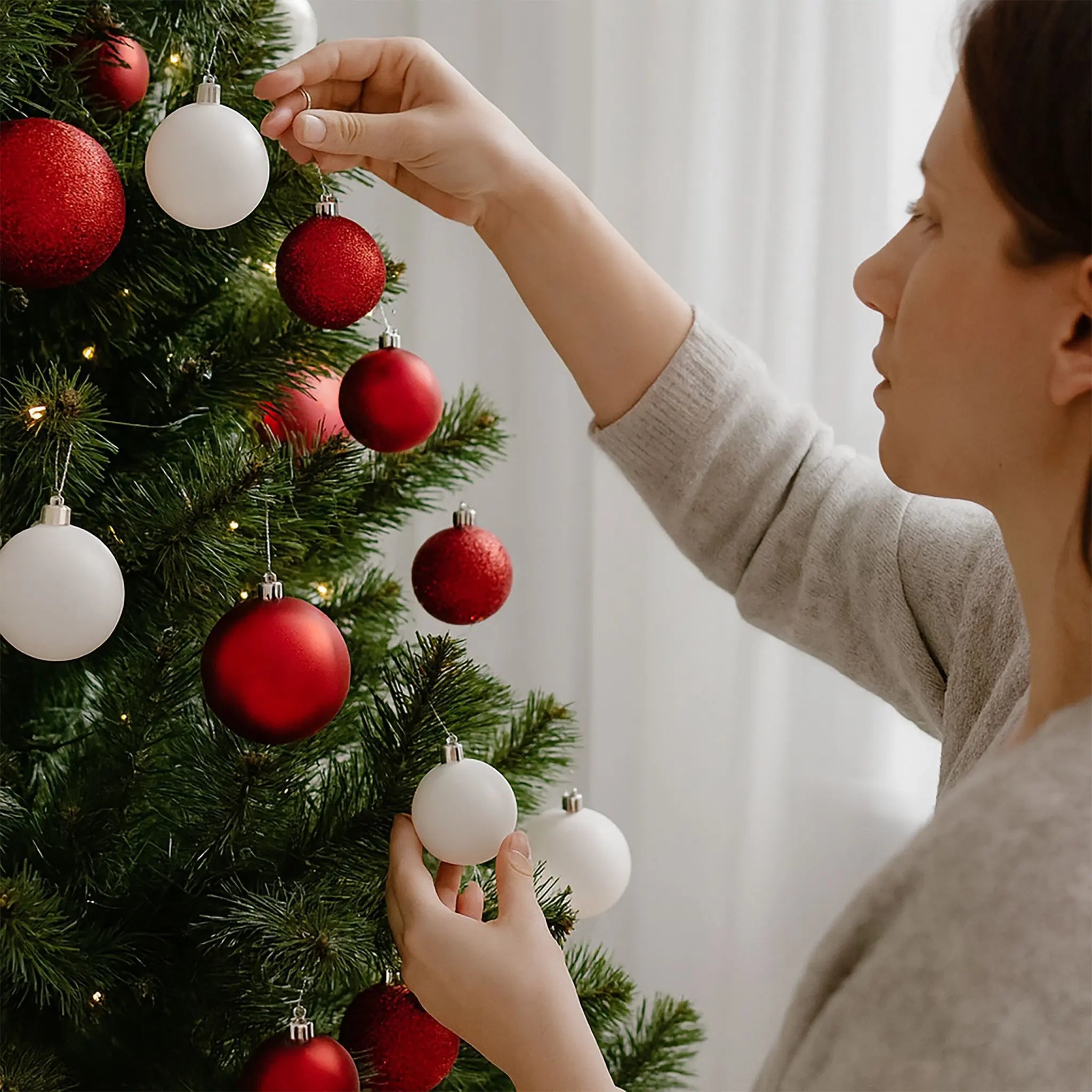 Weihnachtskugeln im Set 50er Pack Rot-Weiss-Silber von Relaxdays