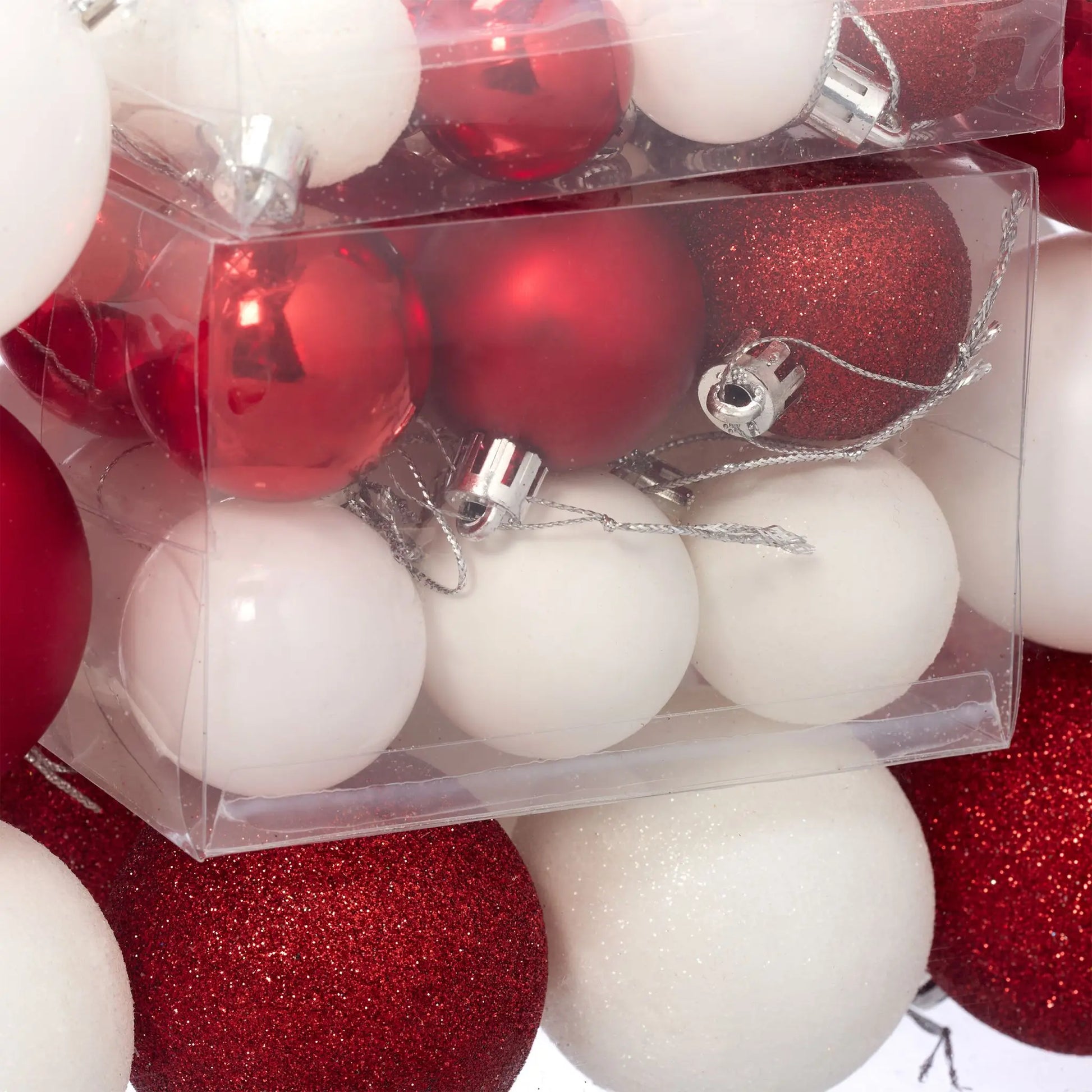 Weihnachtskugeln im Set 50er Pack Rot-Weiss-Silber von Relaxdays