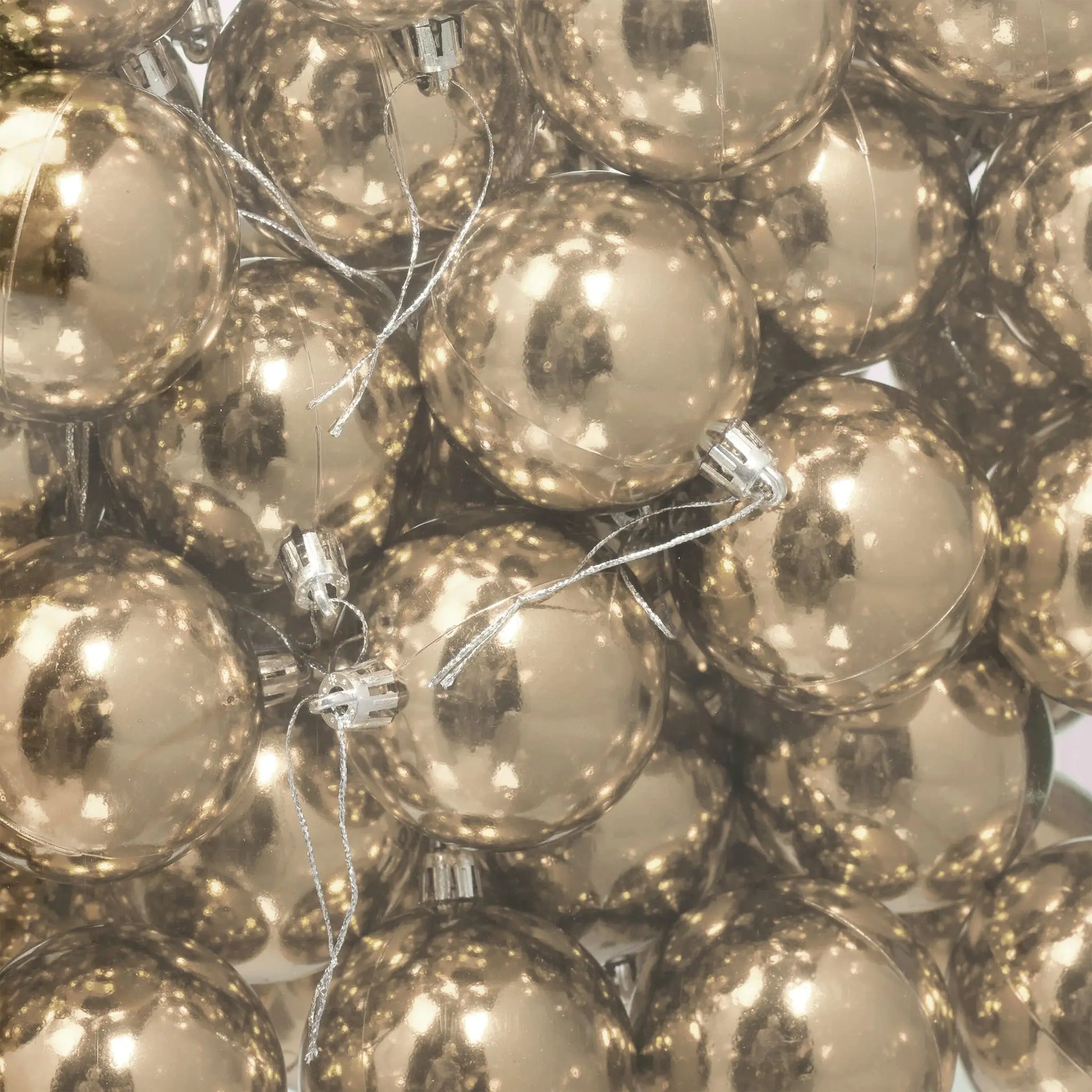 Weihnachtskugeln im 50er-Set Glänzend Creme-Silber von Relaxdays