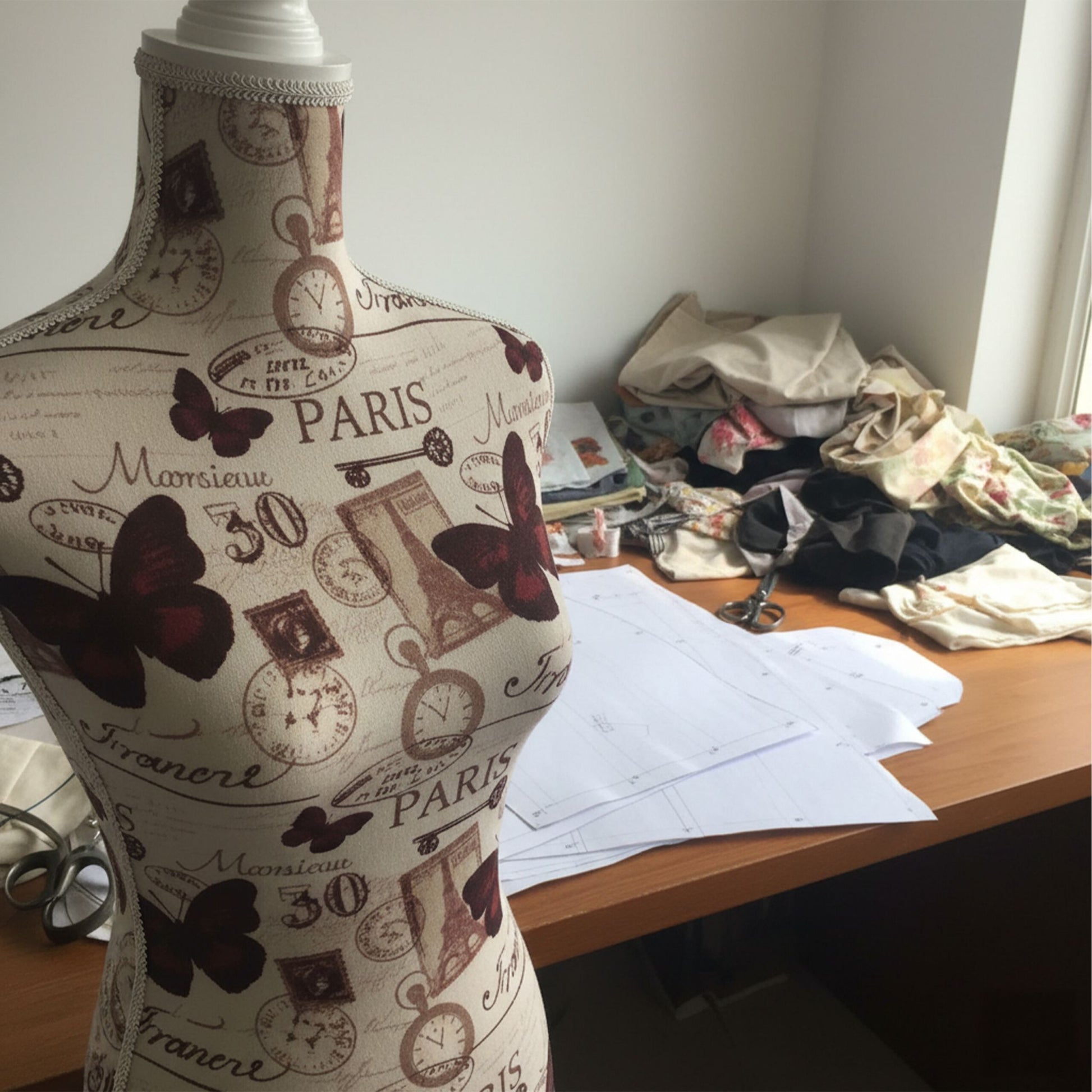 Weibliche Schneiderpuppe 36/38 Paris Beige-Weiss-Dunkelrot von Relaxdays
