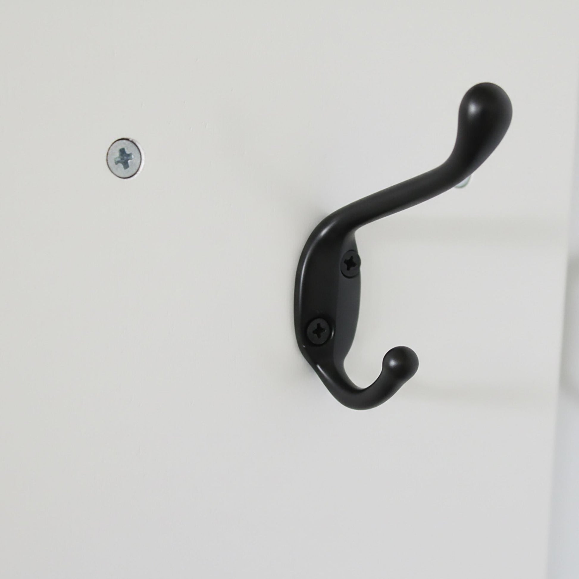 Hängeschrank mit Handtuchhalter Weiss-Schwarz von Relaxdays