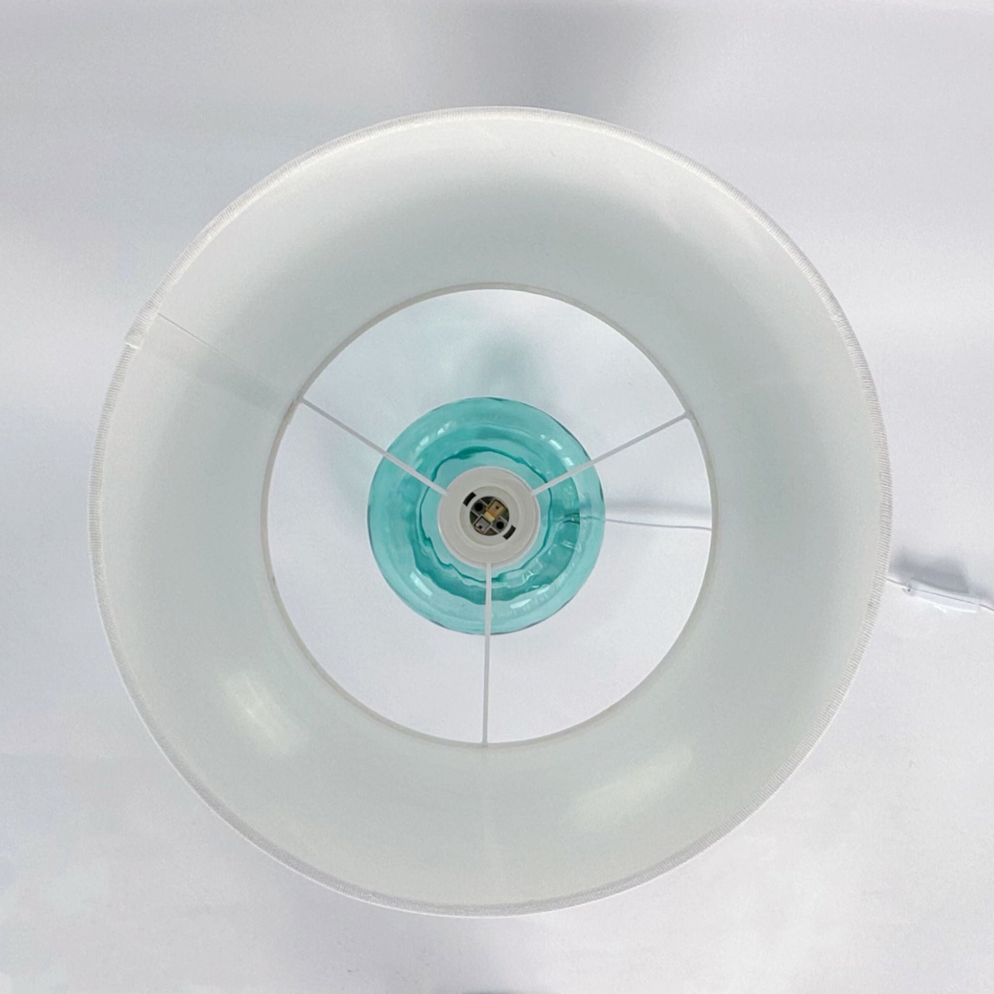 Tischlampe Glasfuss & Stoffschirm Weiss-Blau von Relaxdays