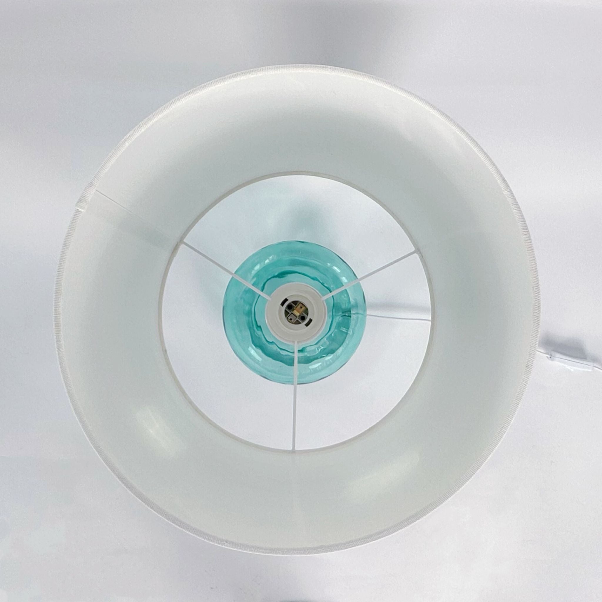 Tischlampe Glasfuss & Stoffschirm Weiss-Blau von Relaxdays