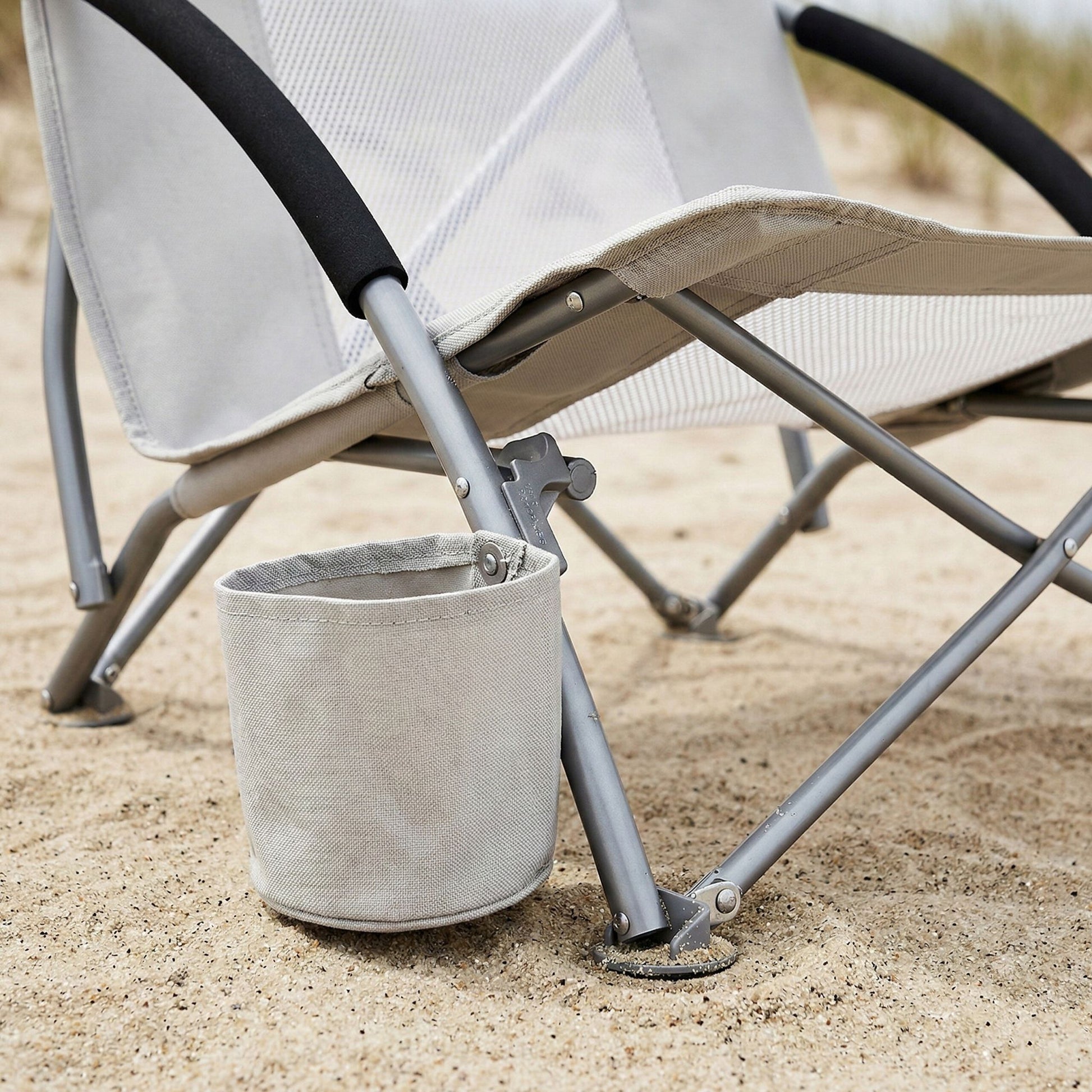 Faltbarer Strandstuhl mit Getränkehalter Weiss-Silber-Grau von Relaxdays