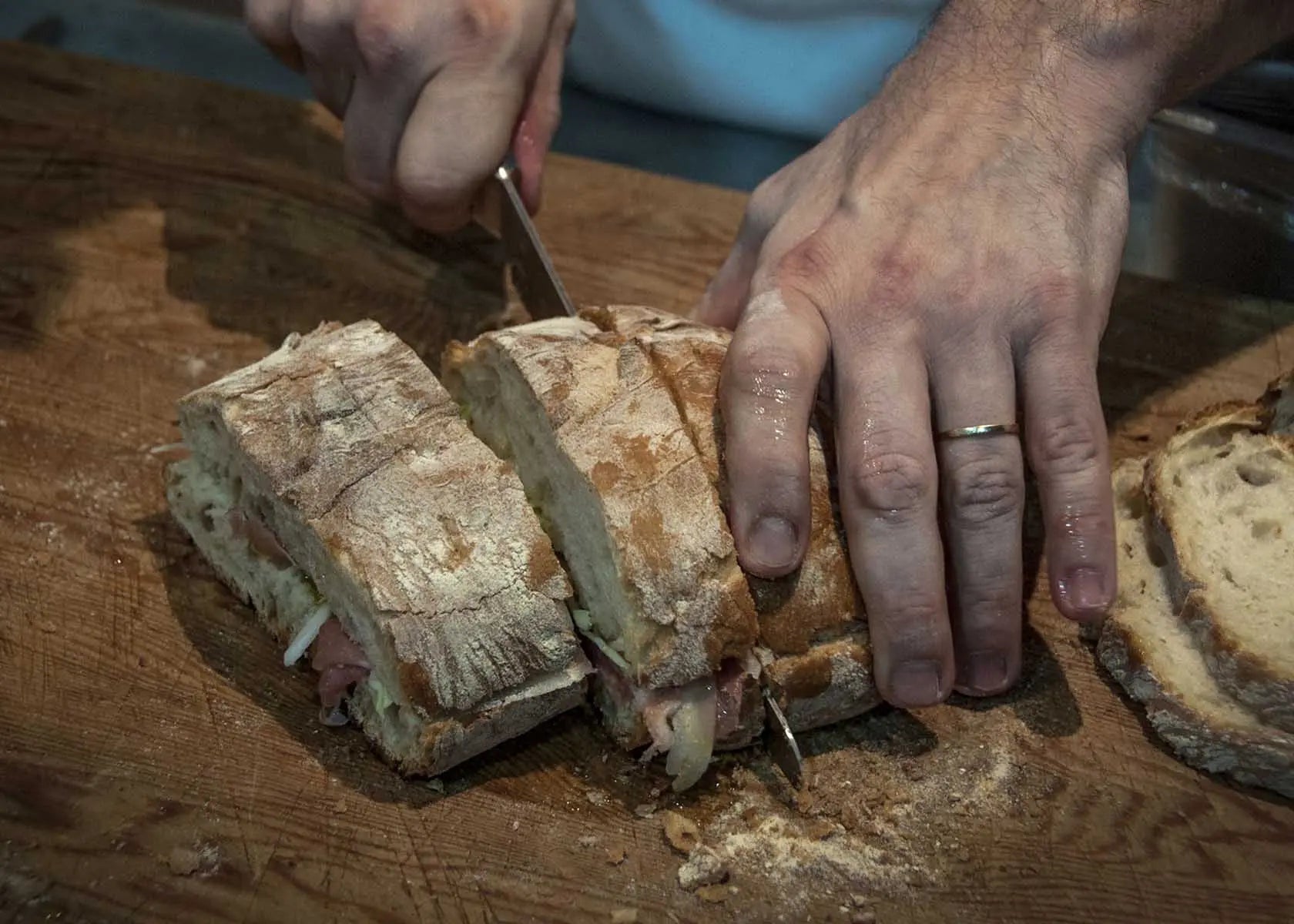 Brotmesser mit Wellenschliff Pakka von KOTAI