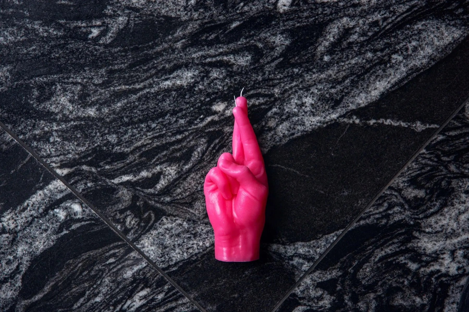Crossed Fingers Rot von Candle Hand