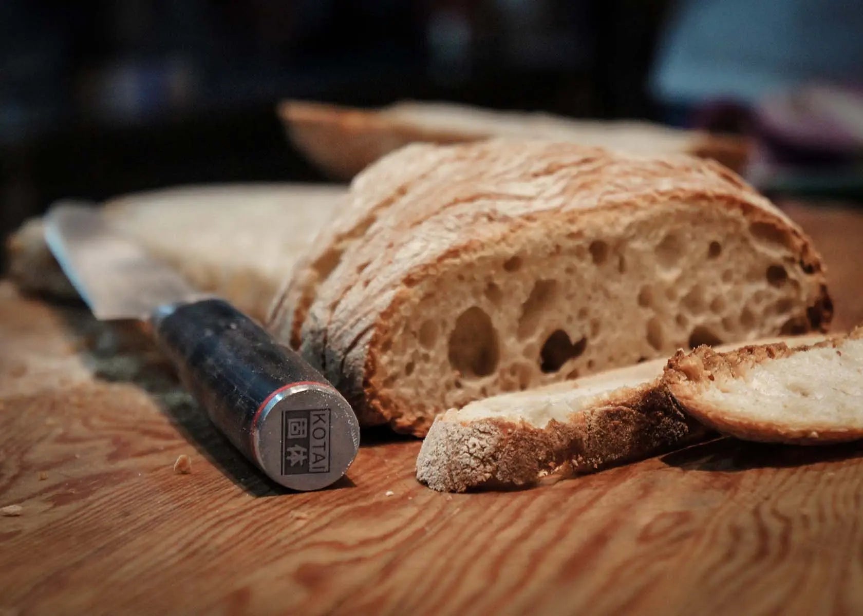 Brotmesser mit Wellenschliff Pakka von KOTAI